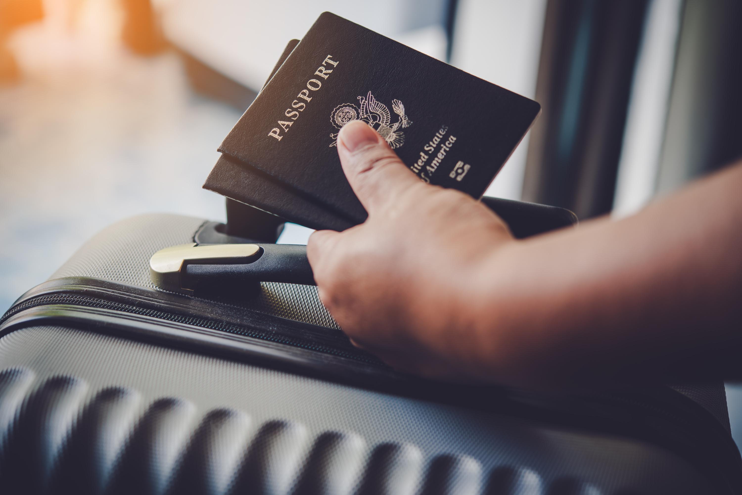 Un passeport et de l’aluminium : connaissez-vous cette (nouvelle) tendance virale ?