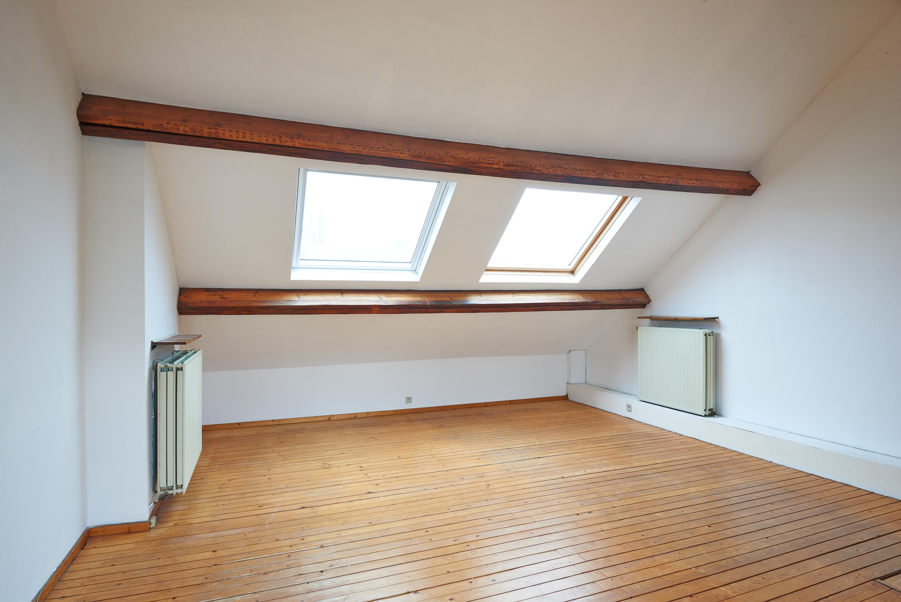 Cette propriétaire pourra continuer à louer son logement de 12 m² sans vue sur l’extérieur malgré la contestation du préfet