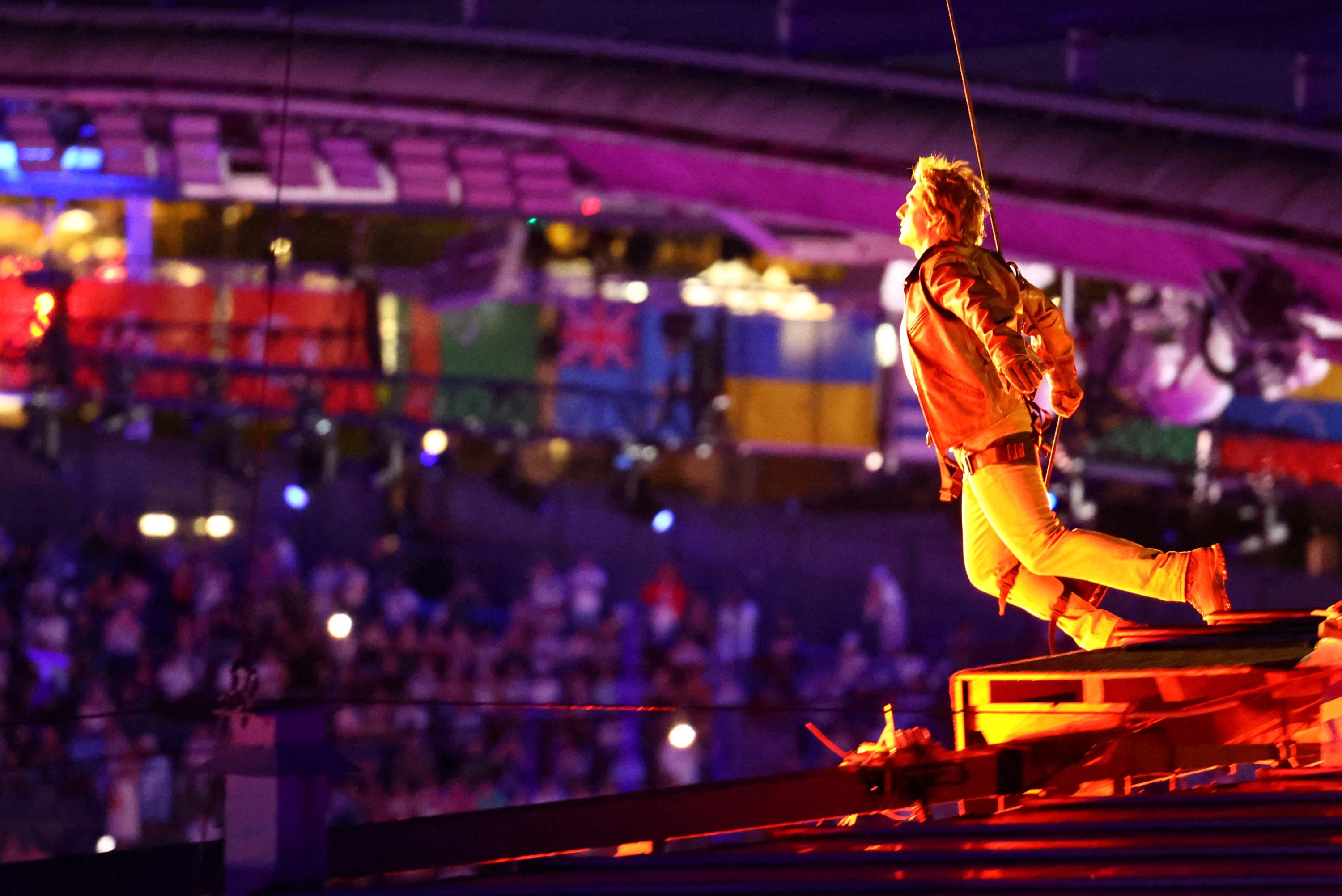 EN DIRECT - Cérémonie de clôture JO 2024 : Tom Cruise descend en rappel du toit du Stade de France et s'empare du drapeau olympique