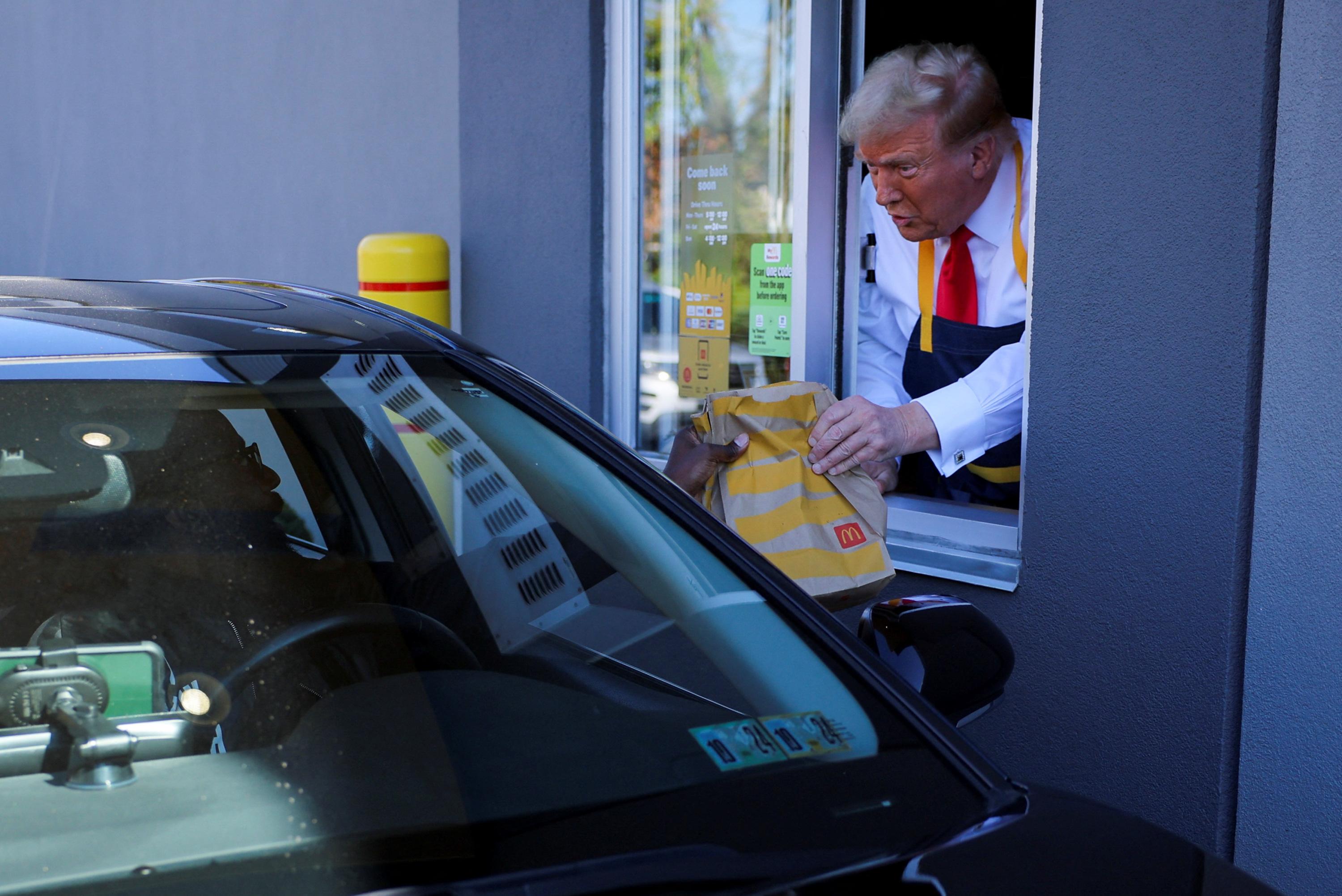 Présidentielle américaine : Trump à la friteuse chez McDo dans une opération visant Harris