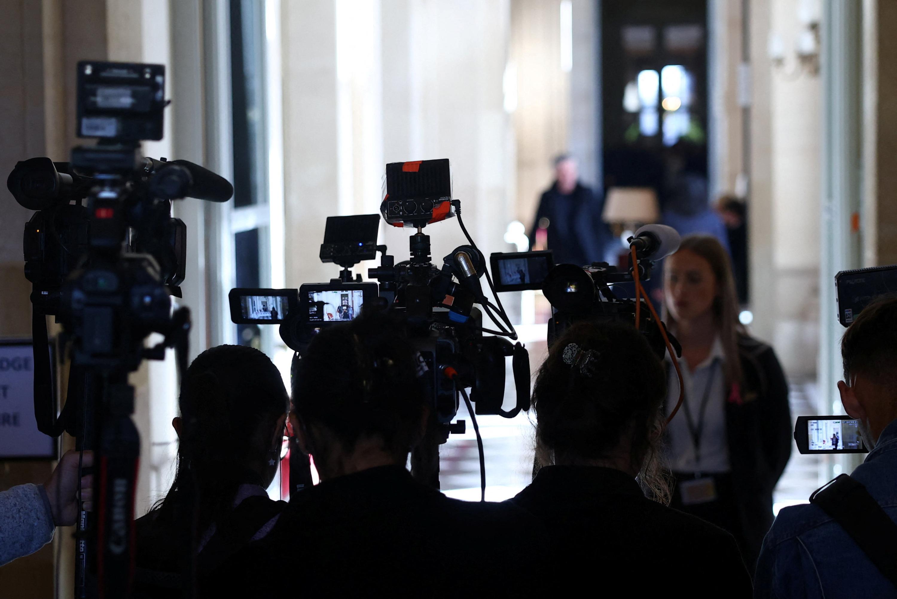 La Dissoluzione dell'Assemblea: Incertezza e Ansia tra i Deputati