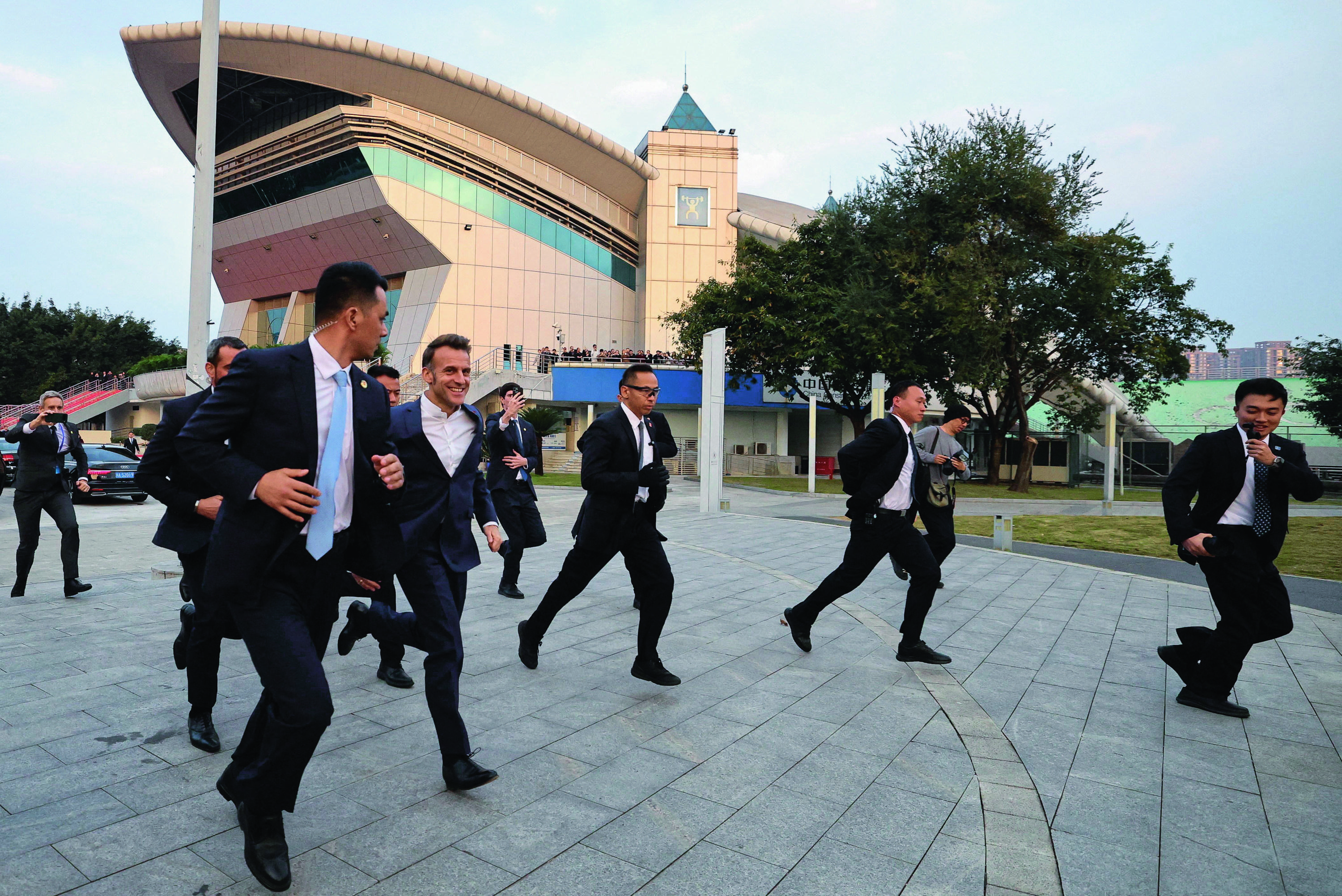 Macron in Cina: incontro con i sostenitori durante la visita diplomatica