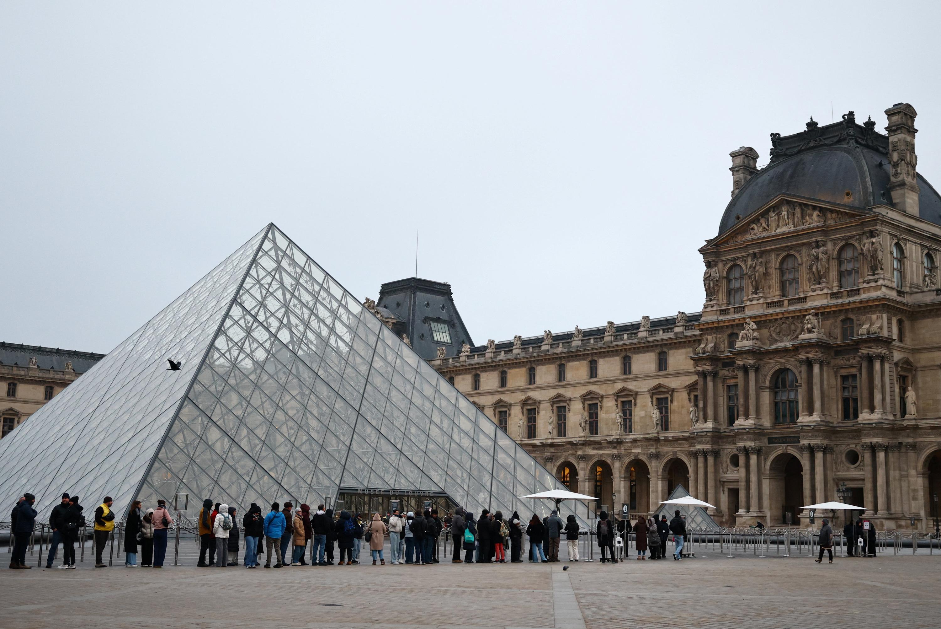 Louvre Employees Suspend Strike as Museum Fully Reopens Amid Ongoing Dispute
