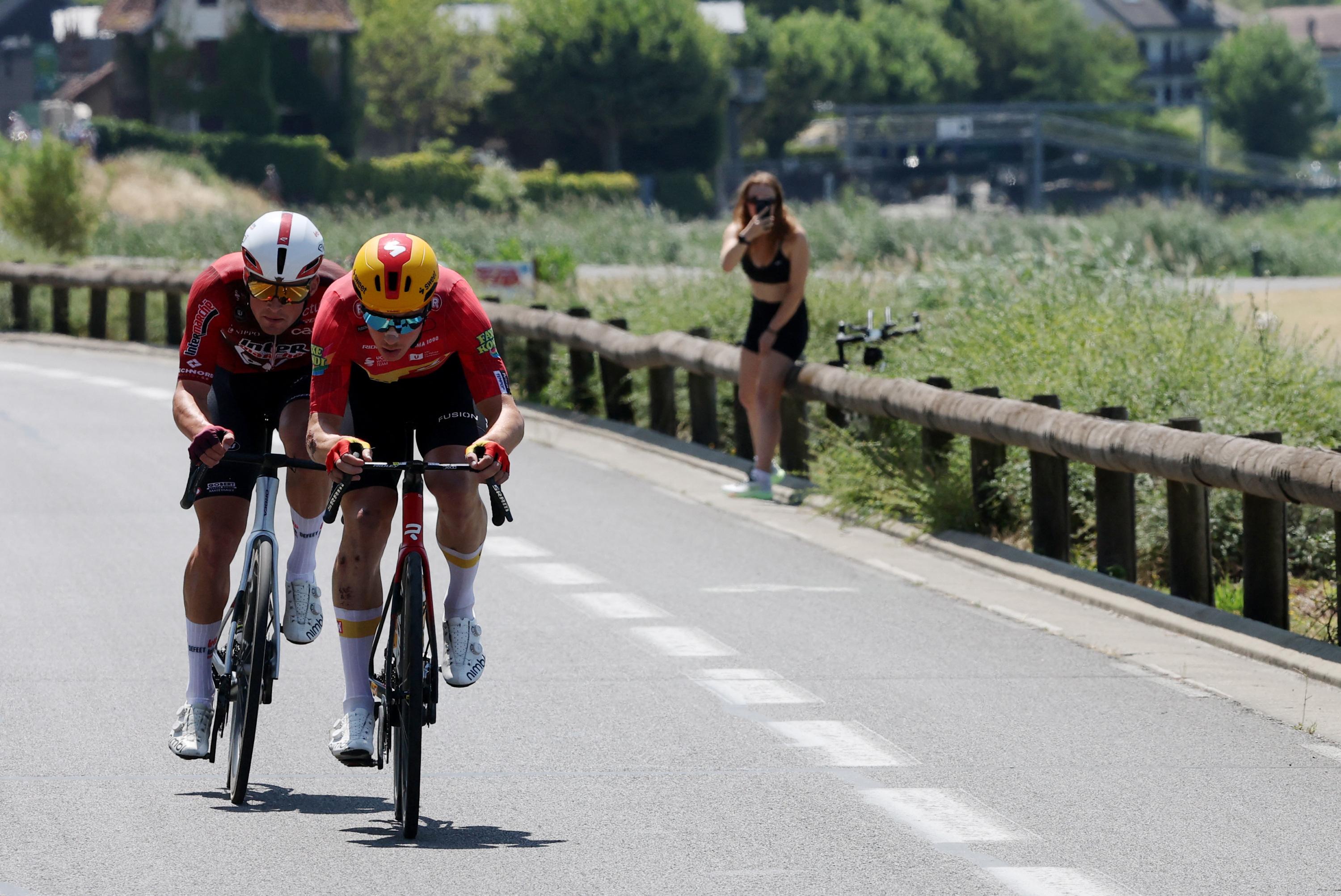 EN DIRECT - Tour de France : Baptiste Veistroffer déjà repris par le peloton, des baroudeurs costauds attendus à Voiron... Suivez la 17e étape