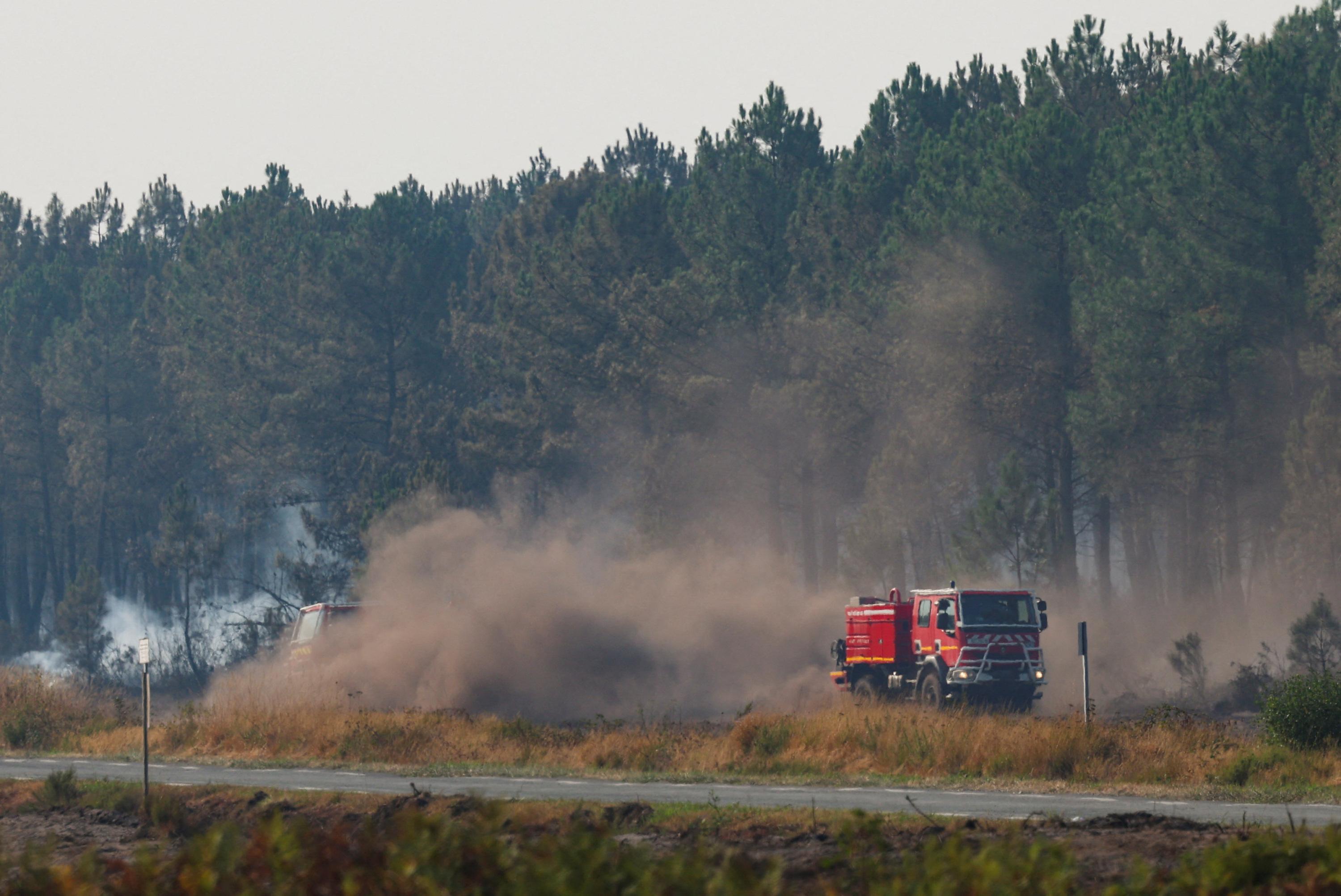 EN DIRECT - Incendies en France : «Des matières considérées comme dangereuses» ont été retirées des sites Seveso en Gironde