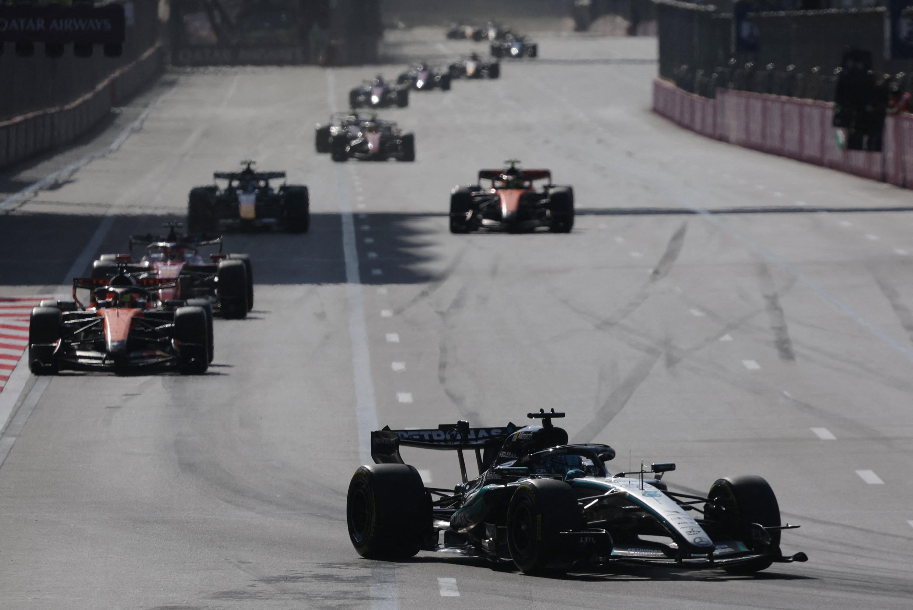 EN DIRECT - Formule 1 : Russell s’envole en Azerbaïdjan, les Red Bull de Verstappen et Hadjar en embuscade