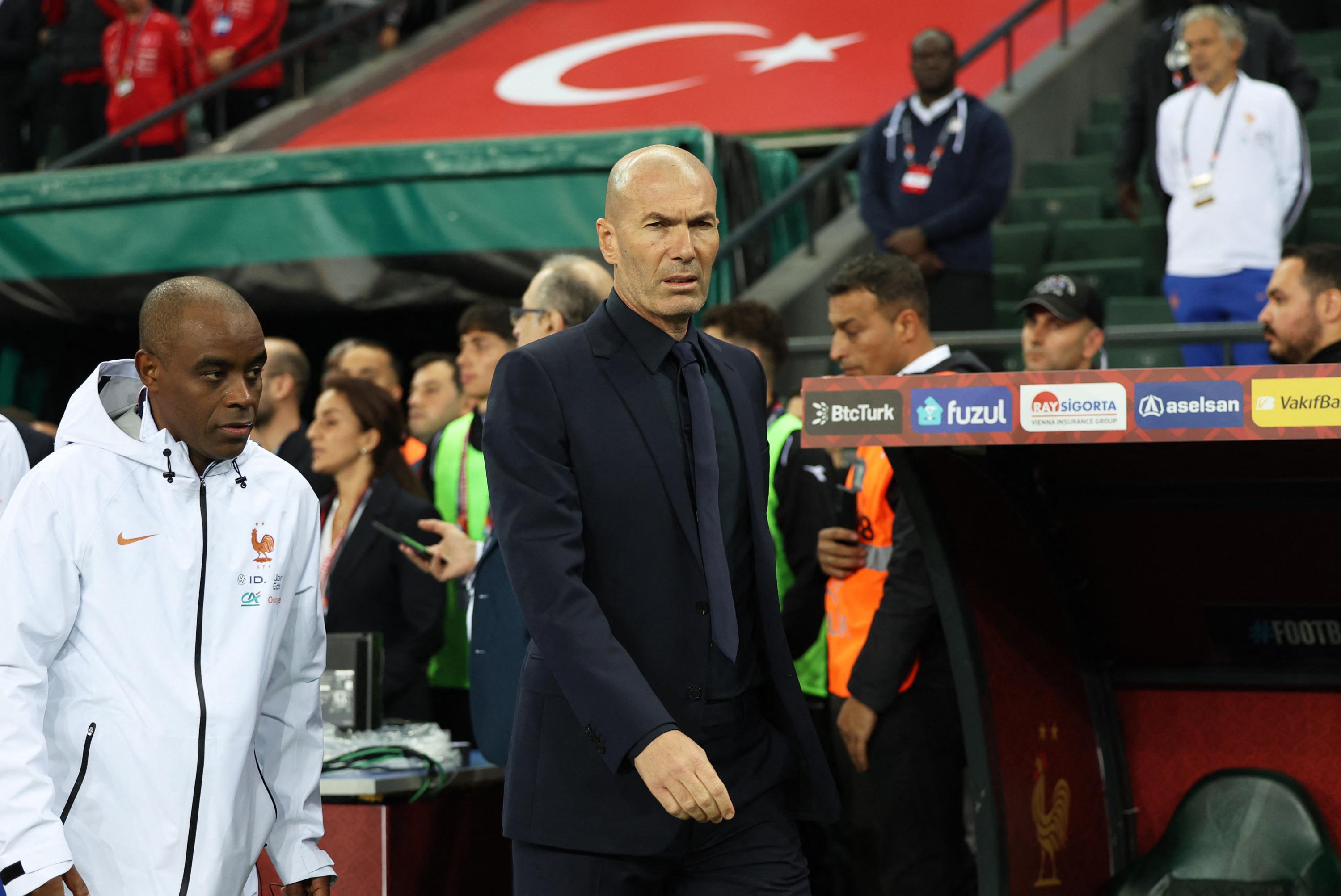 Turquie-France : la Marseillaise sifflée, Zinédine Zidane en retard pour celle-ci