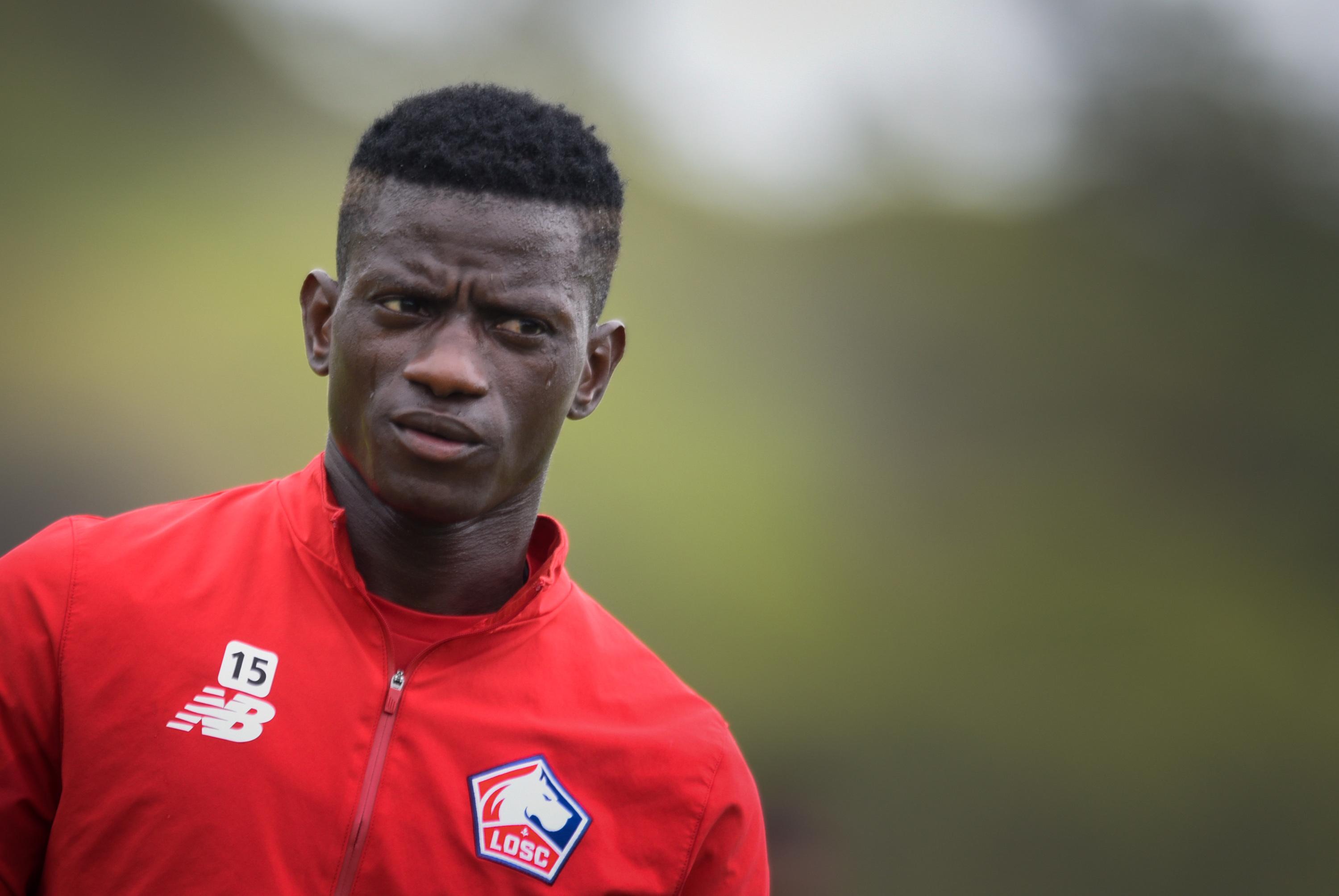 Foot: un ancien joueur du Barça et du LOSC soupçonné de faire jouer... son frère jumeau à sa place en Roumanie