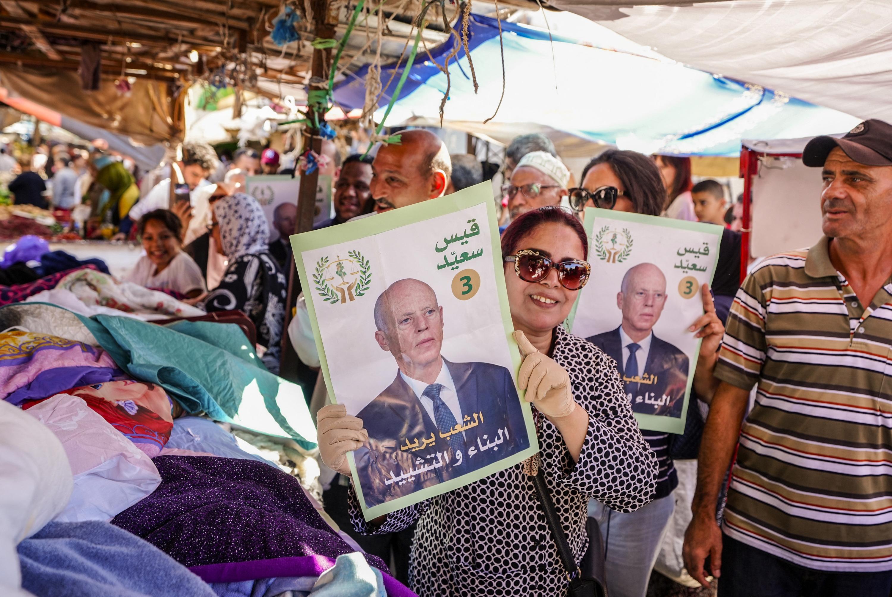 «Il a commencé à nettoyer l'État, il faut qu'il continue !» : en Tunisie, la «campagne citoyenne» de Kaïs Saïed