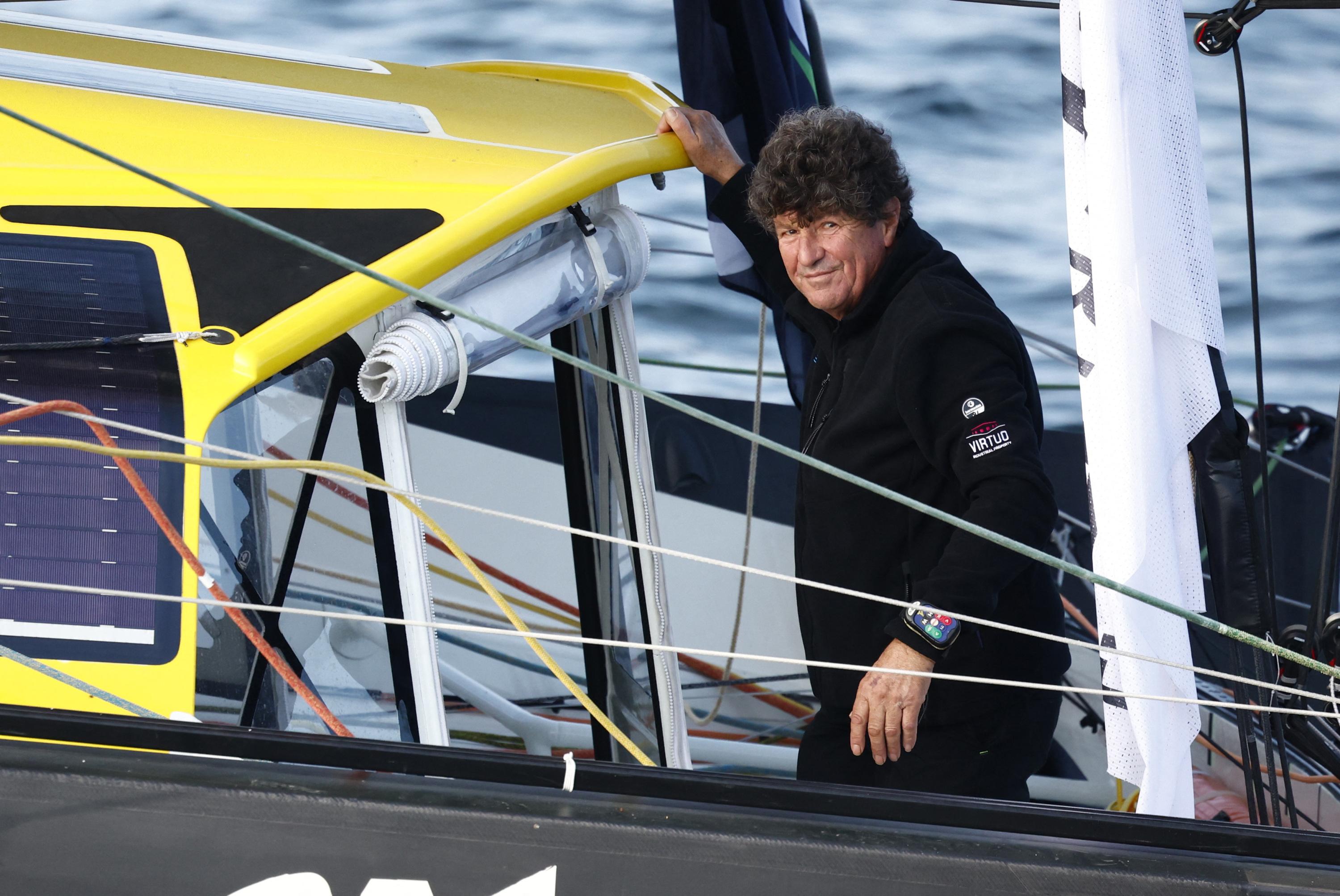 Vendée Globe: Le Cam, toujours à l'est et toujours leader