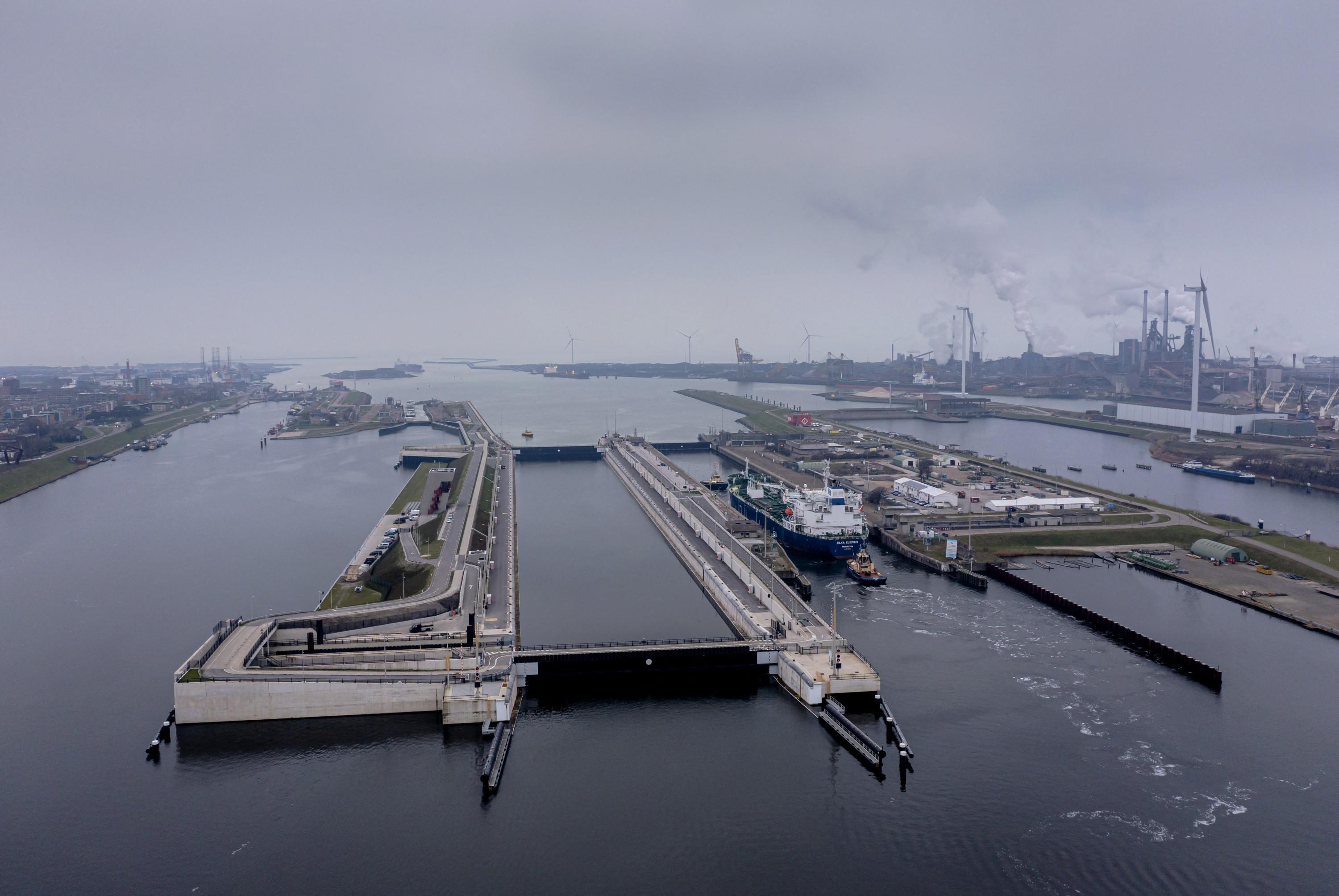 Pays-Bas : des activistes d’Extinction Rebellion retardent l'arrivée d'un navire de croisière à Amsterdam