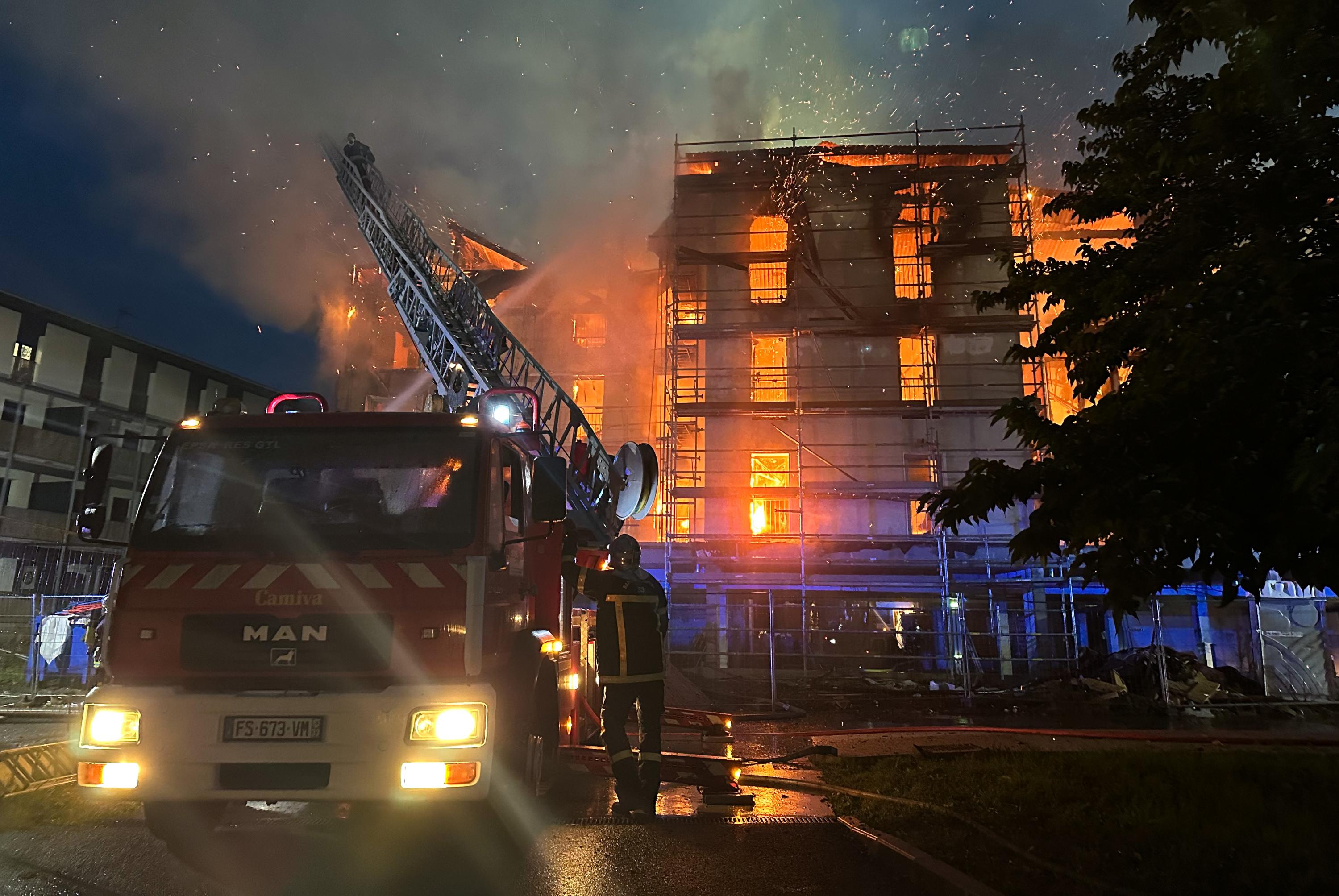 Gironde : à Biganos, un violent incendie ravage les futurs logements de la gendarmerie