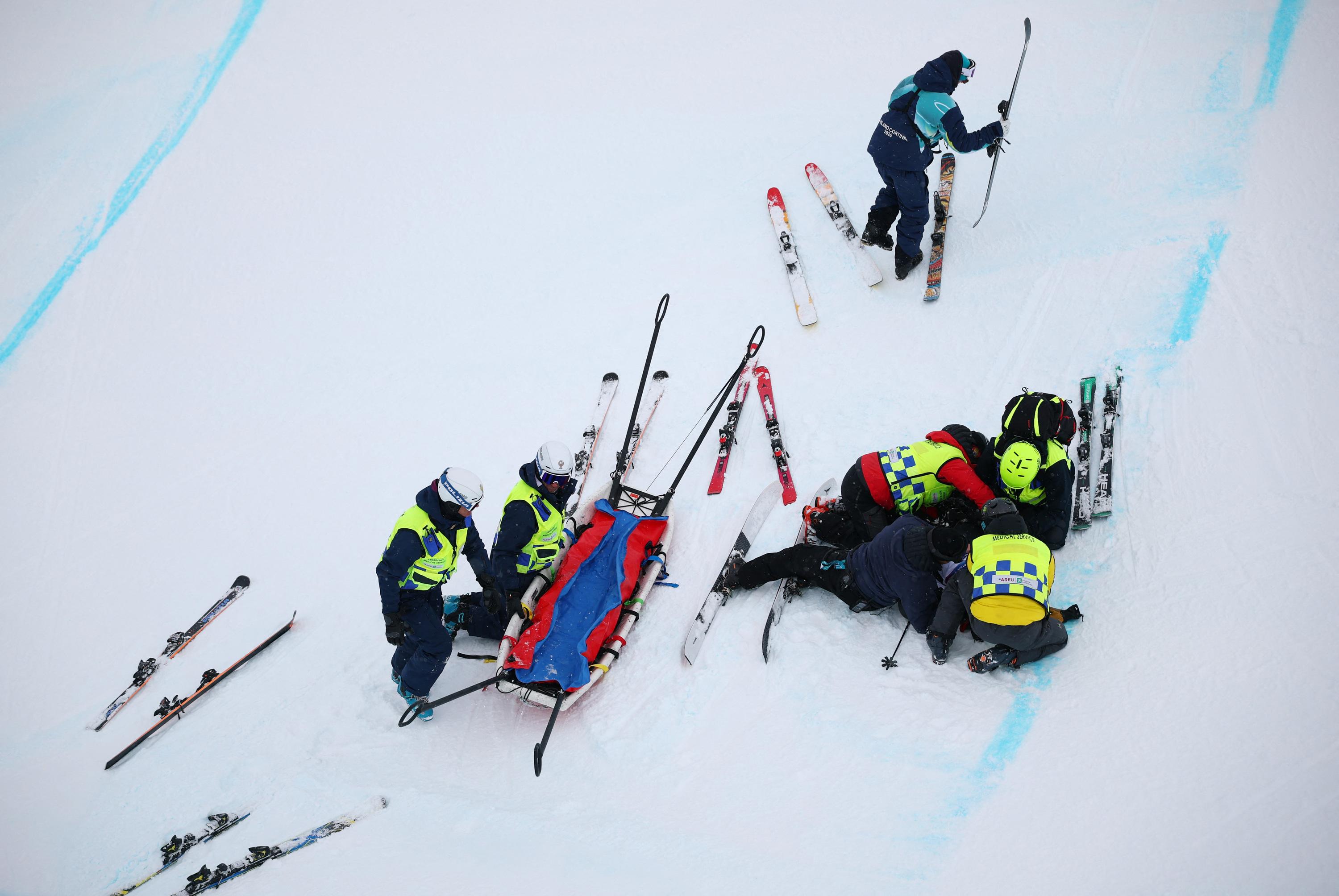 EN DIRECT - JO 2026 : stupeur après un accident en Halfpipe, les biathlètes rêvent d’une fin grandiose, le boycott de l’Ukraine ... Suivez la journée olympique