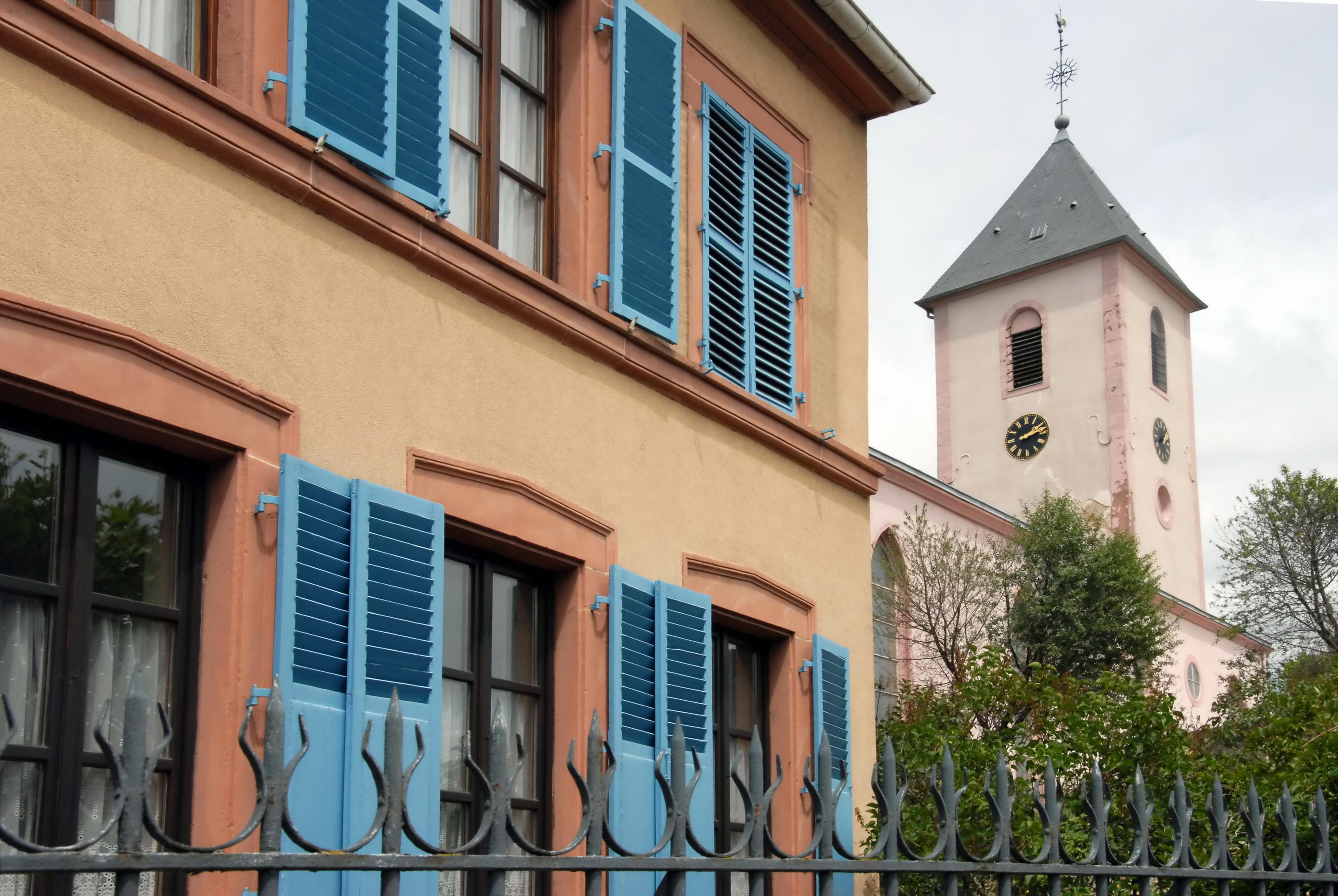 L’architecte des bâtiments de France exige des fenêtres en bois, la justice souligne que cette demande est illégale