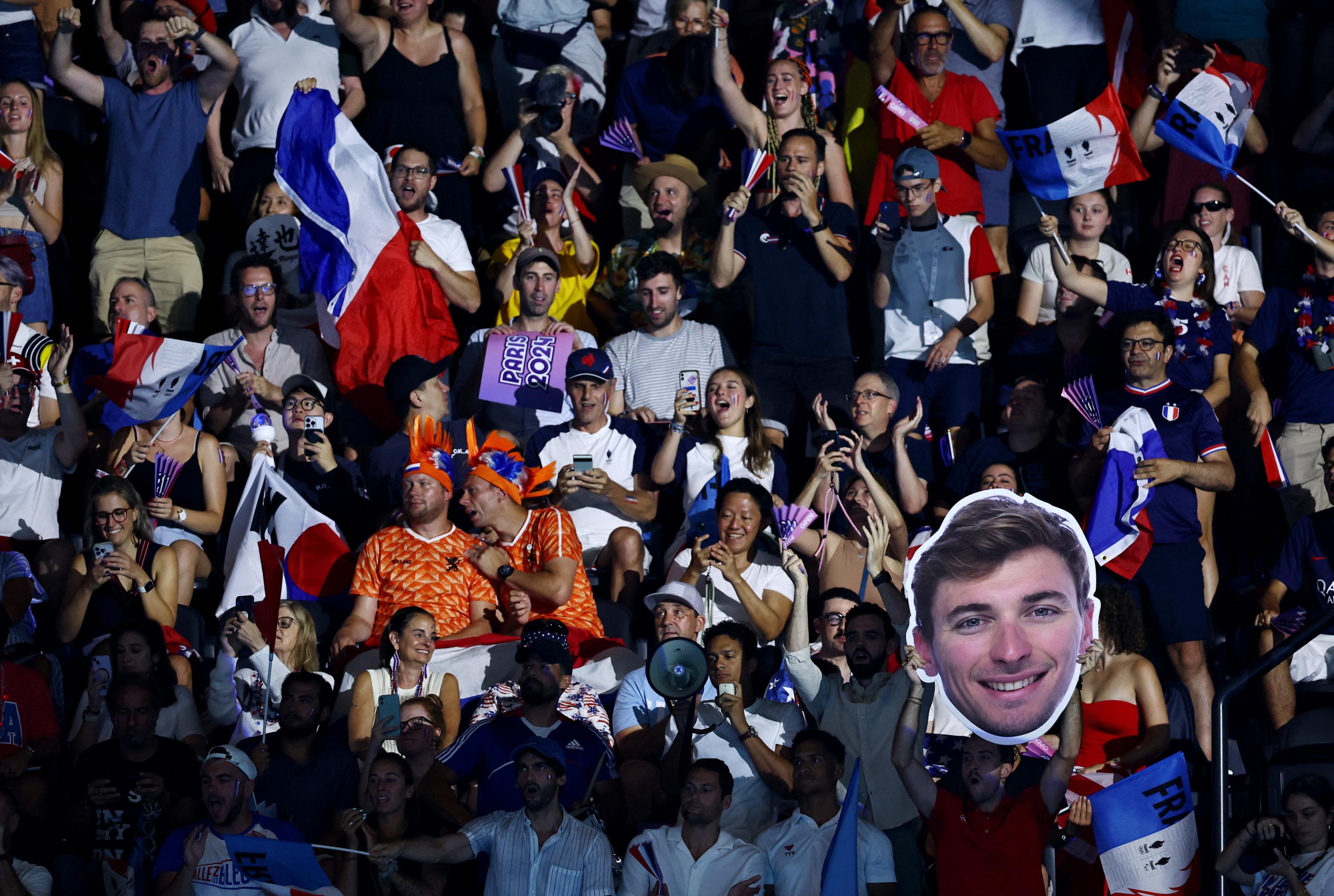 JO Paris 2024 : pourquoi des spectateurs agitent des grosses têtes de sportifs français en tribunes ?