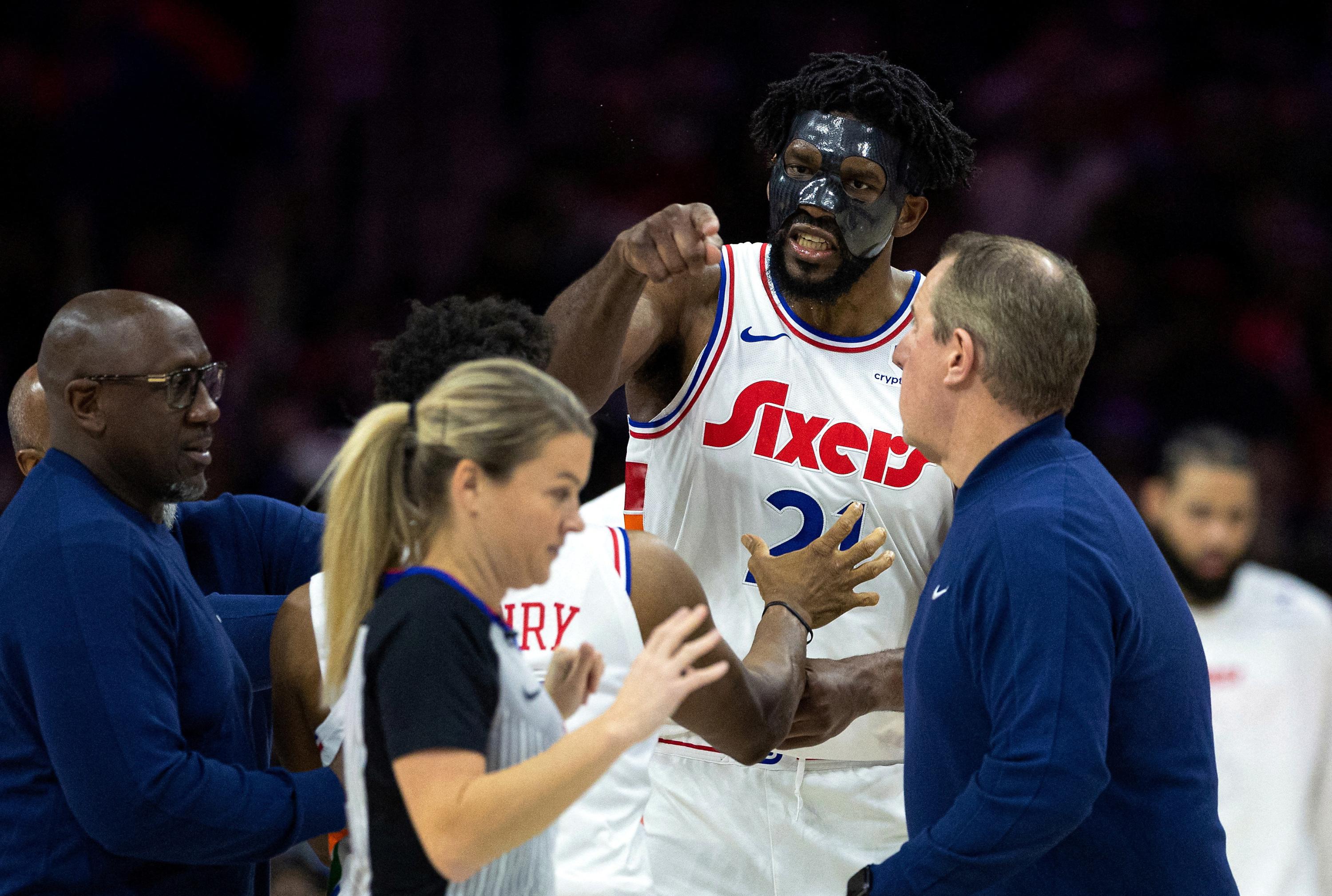 NBA: le pivot de Philadelphie Joel Embiid écope de 75.000 dollars d'amende pour «geste obscène»