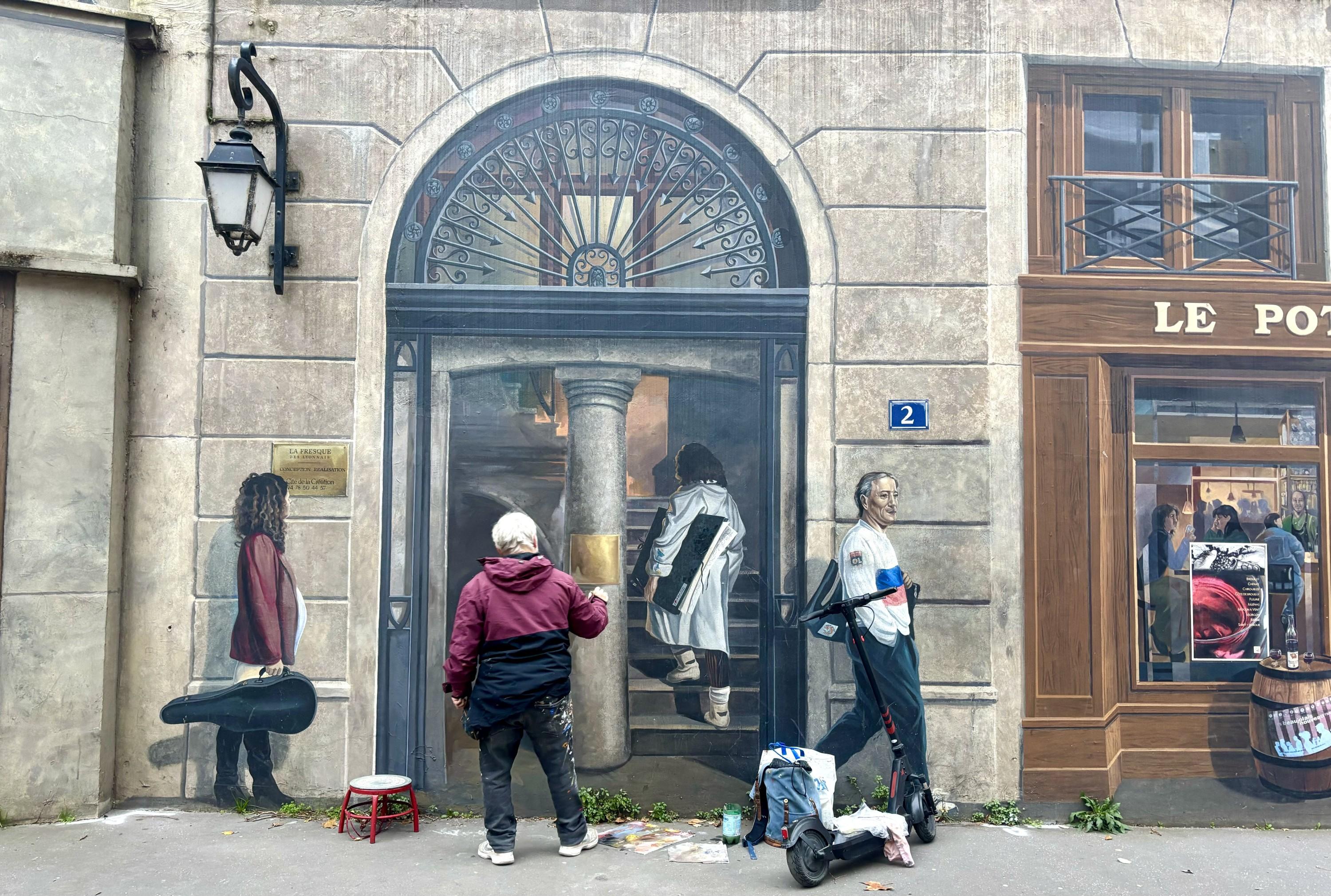 Lyon : l’abbé Pierre définitivement effacé de la Fresque des Lyonnais