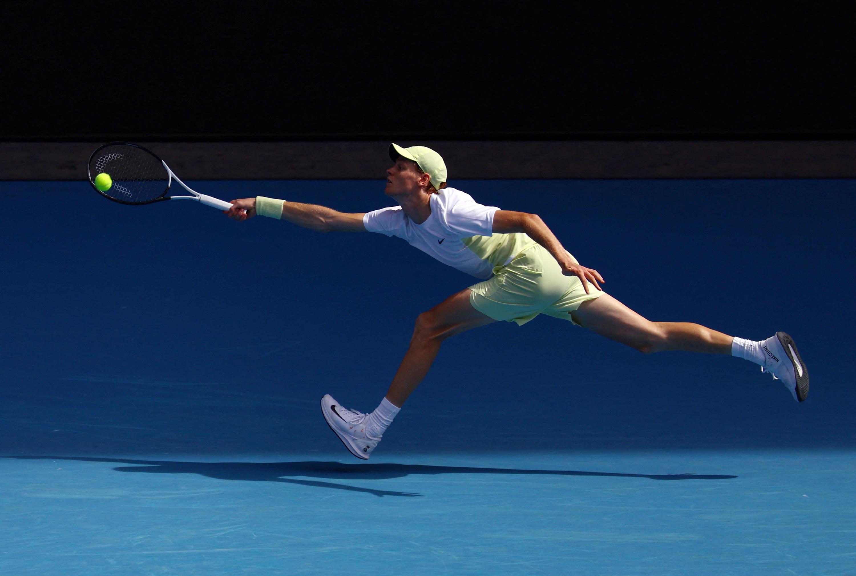 EN DIRECT - Open d’Australie : Sinner en force, Cazaux malmené, Djokovic et Alcaraz dans les starting blocks