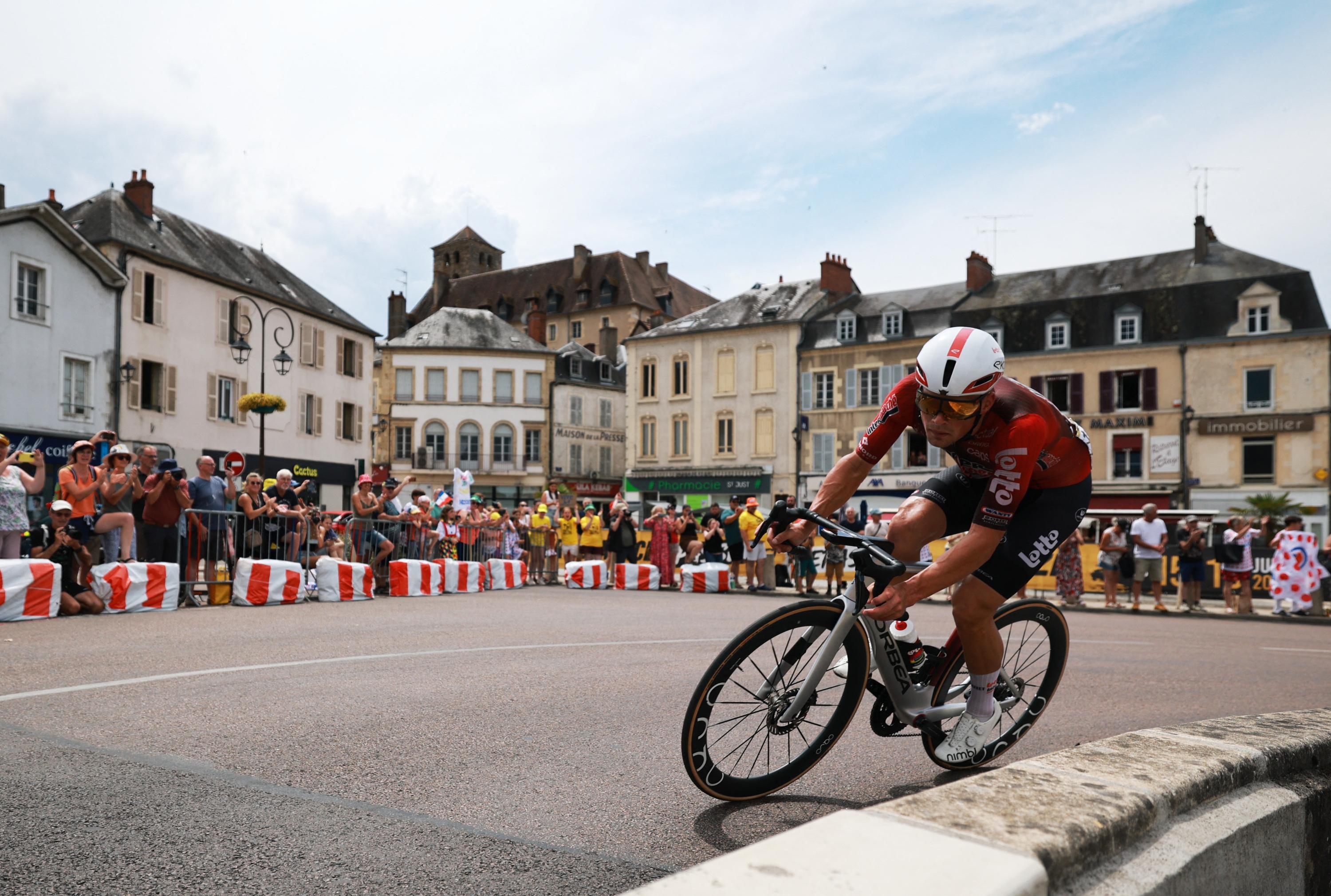 EN DIRECT - Tour de France : le Français Veistroffer seul en tête, les sprinters attendus... Suivez la 12e étape
