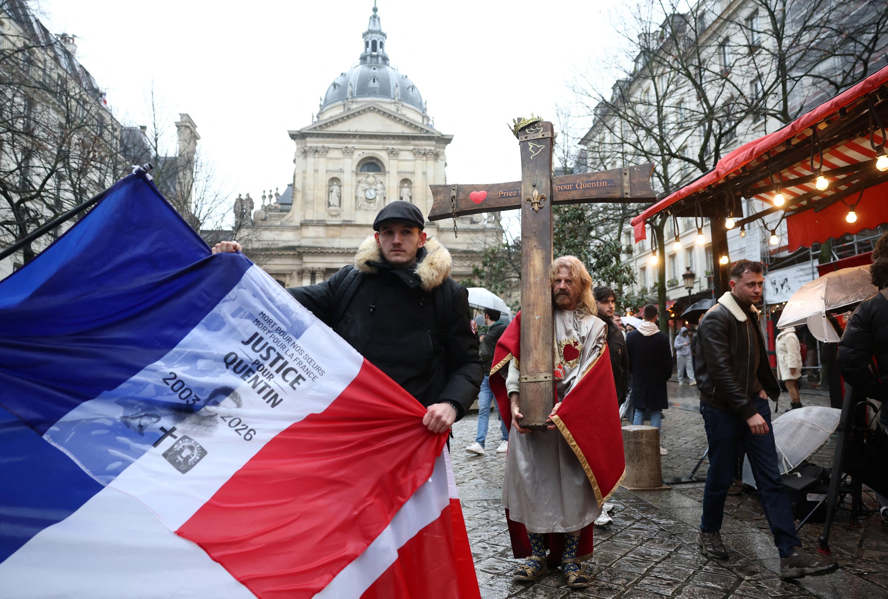 In memory of Quentin and against the 'extreme left', hundreds of protesters in front of the Sorbonne to pay tribute