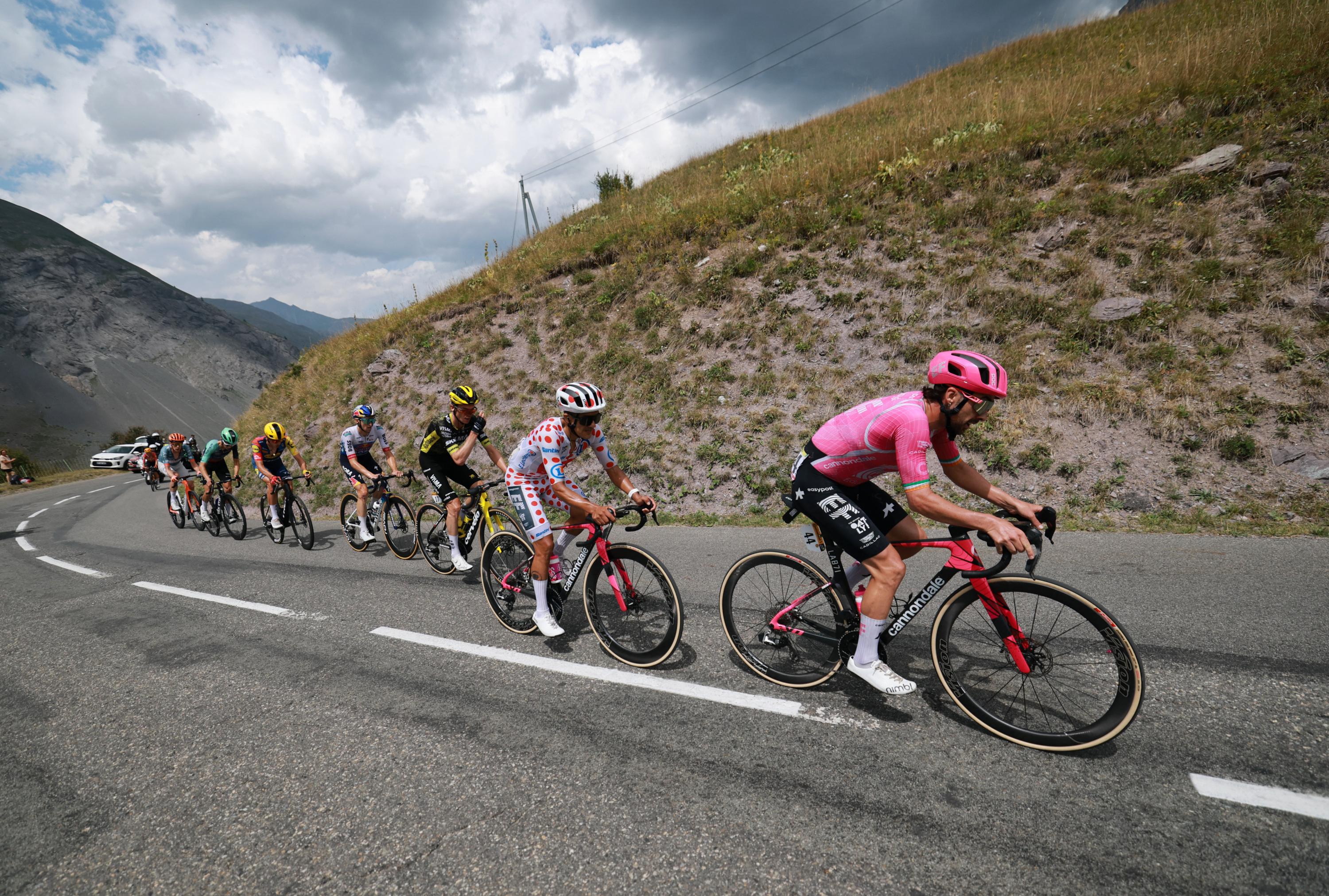 EN DIRECT - Tour de France : l’Équatorien Carapaz poursuit son numéro, Pogacar accélère avant la bataille finale à l’Alpe d’Huez... suivez la 20e étape