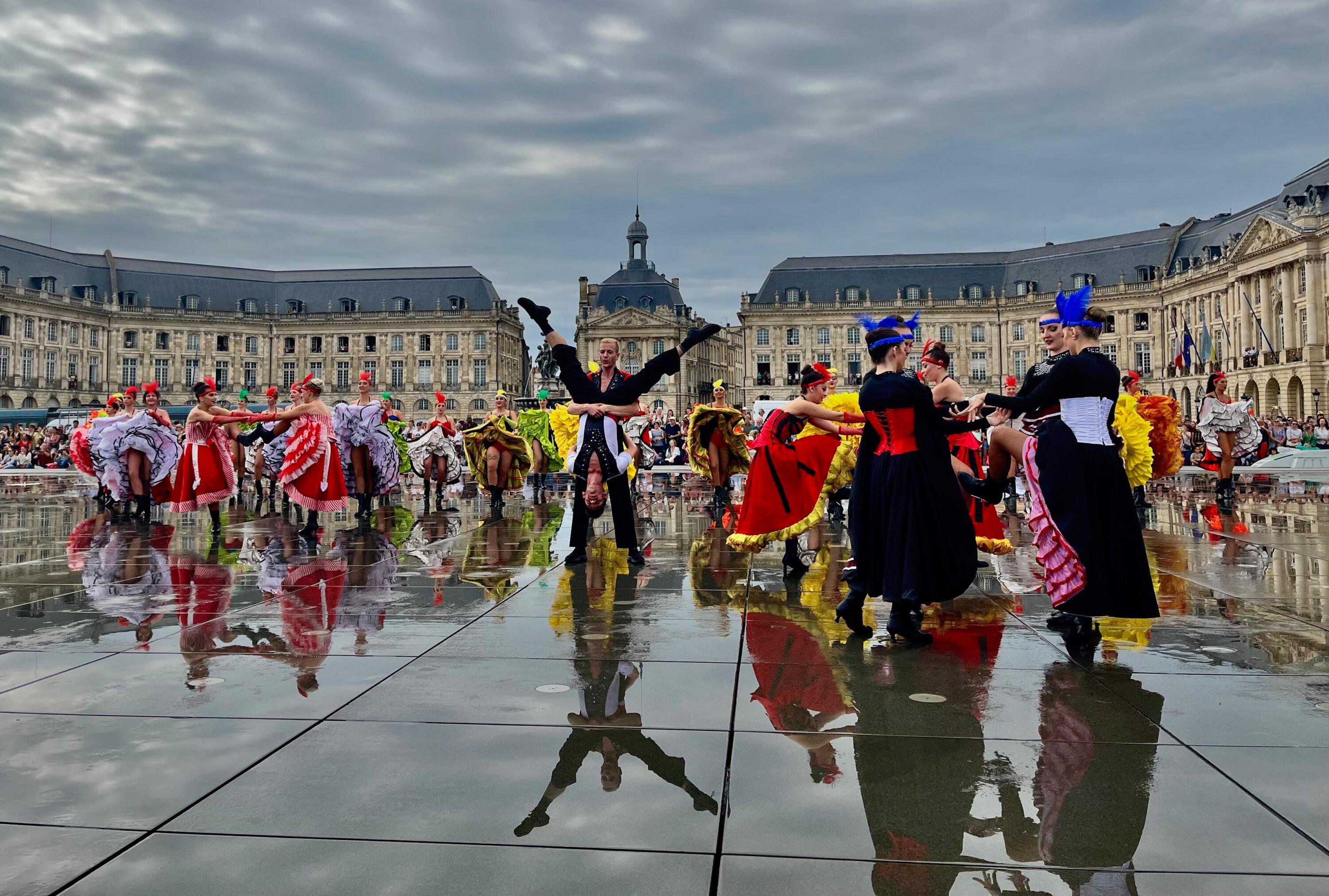 Le record du monde de French cancan réalisé sur le miroir d’eau à Bordeaux