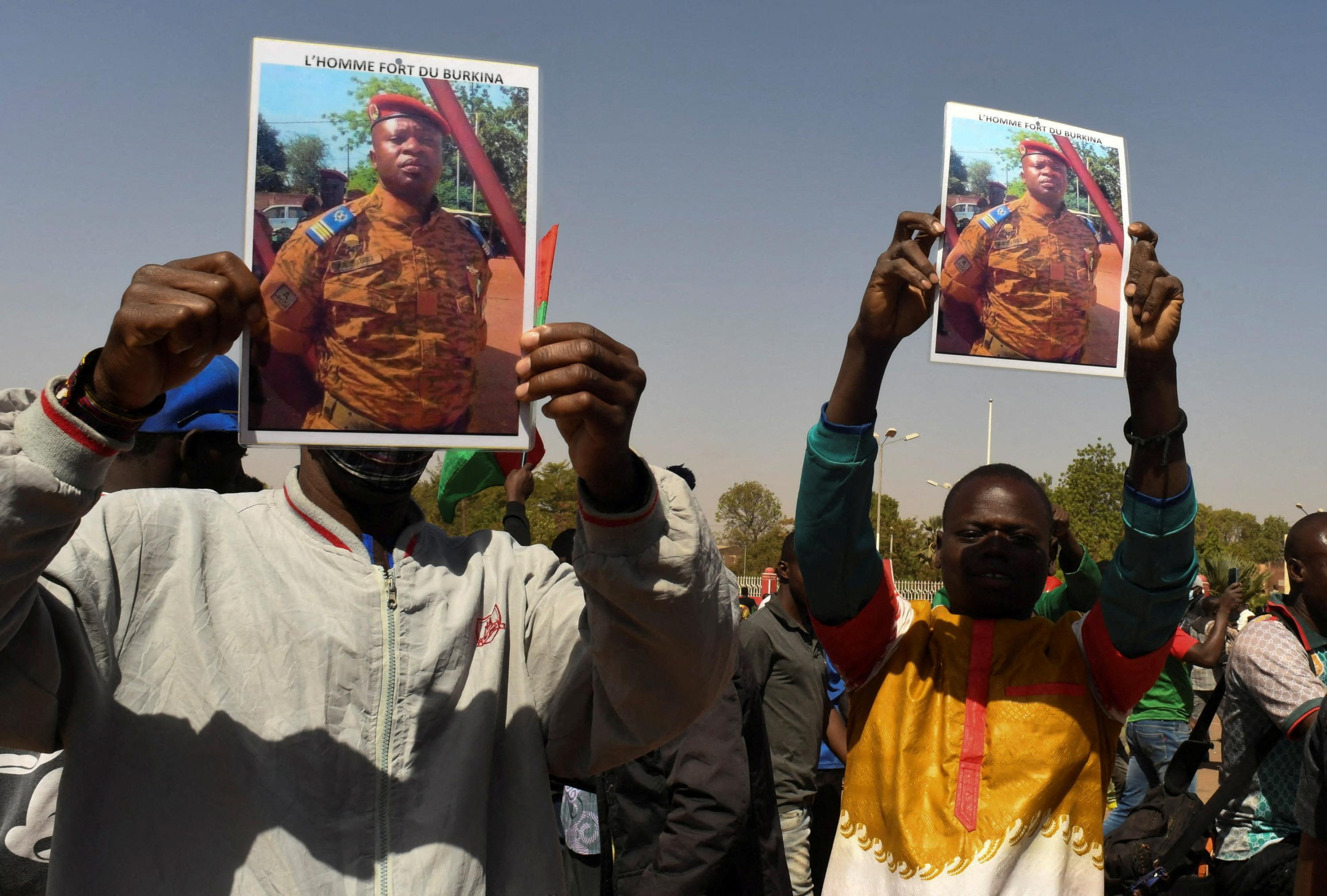 Burkina: la junte lève le couvre-feu en vigueur depuis le coup d'État thumbnail