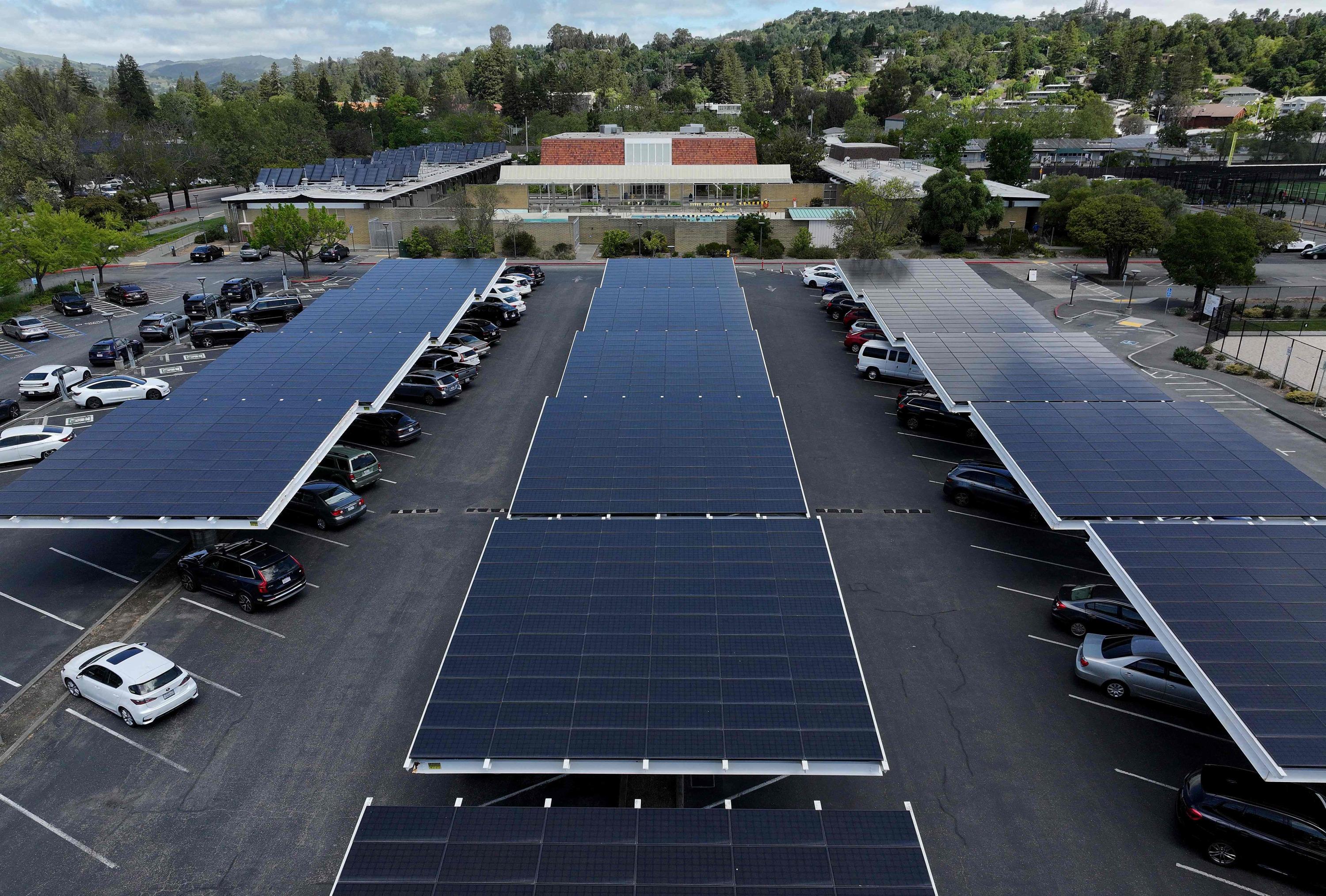 Pourquoi les distributeurs sont réticents à l’installation massive de panneaux solaires sur leurs parkings