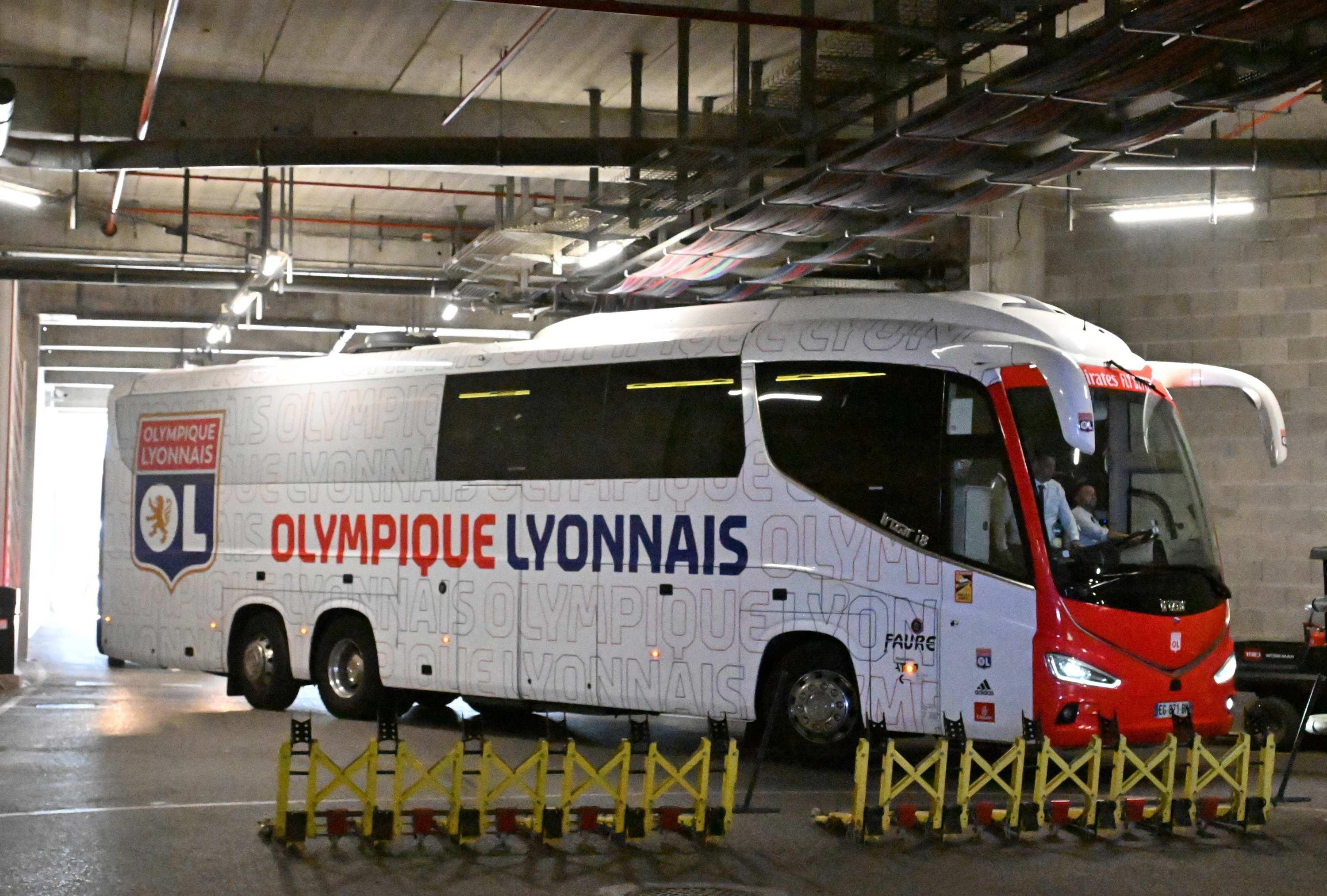 Ligue Europa : le bus de Lyon dégradé par des supporters du PSG en traversant la Manche