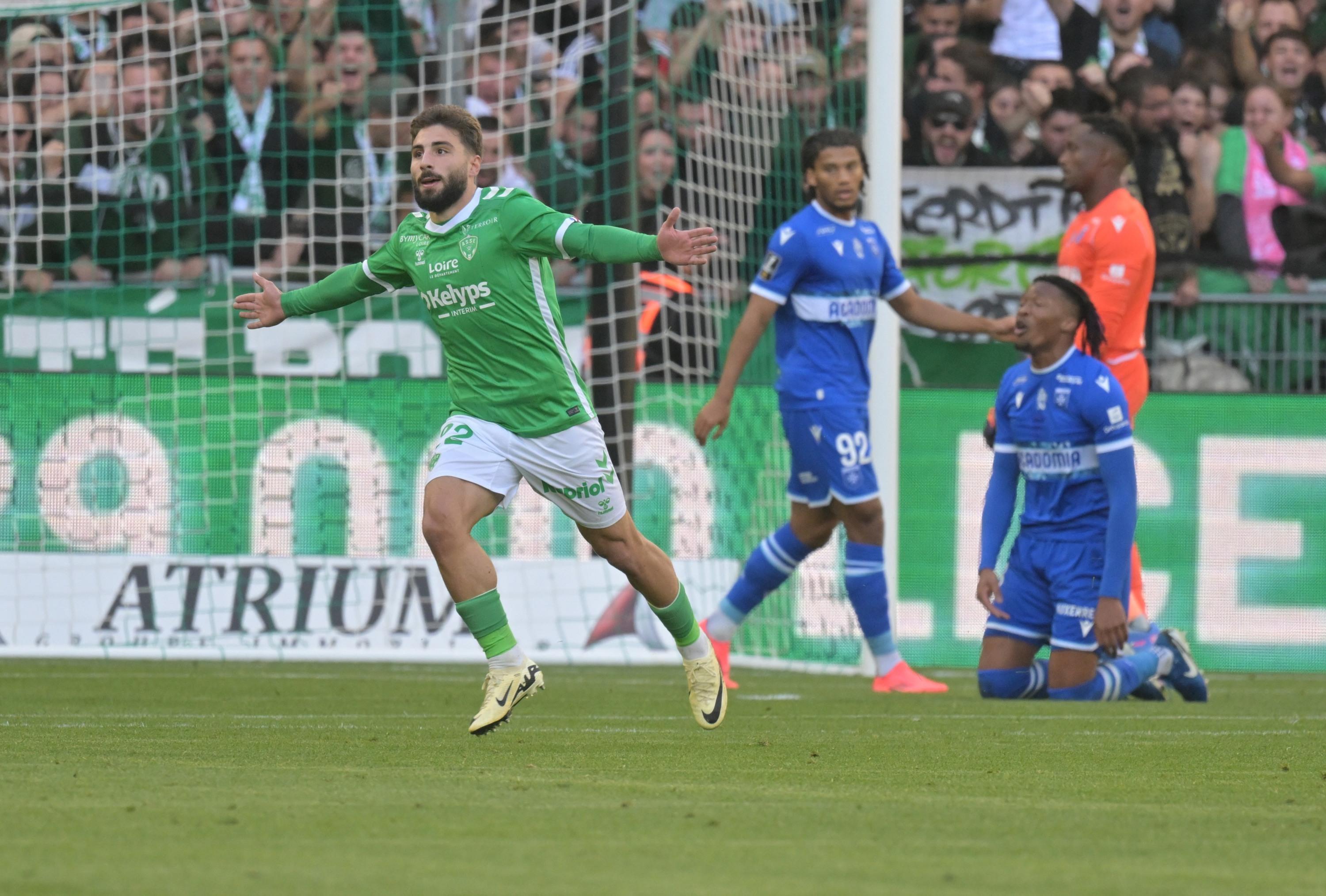 Ligue 1 : grâce à un triplé de Davitashvili, Saint-Etienne lance définitivement sa saison face à Auxerre