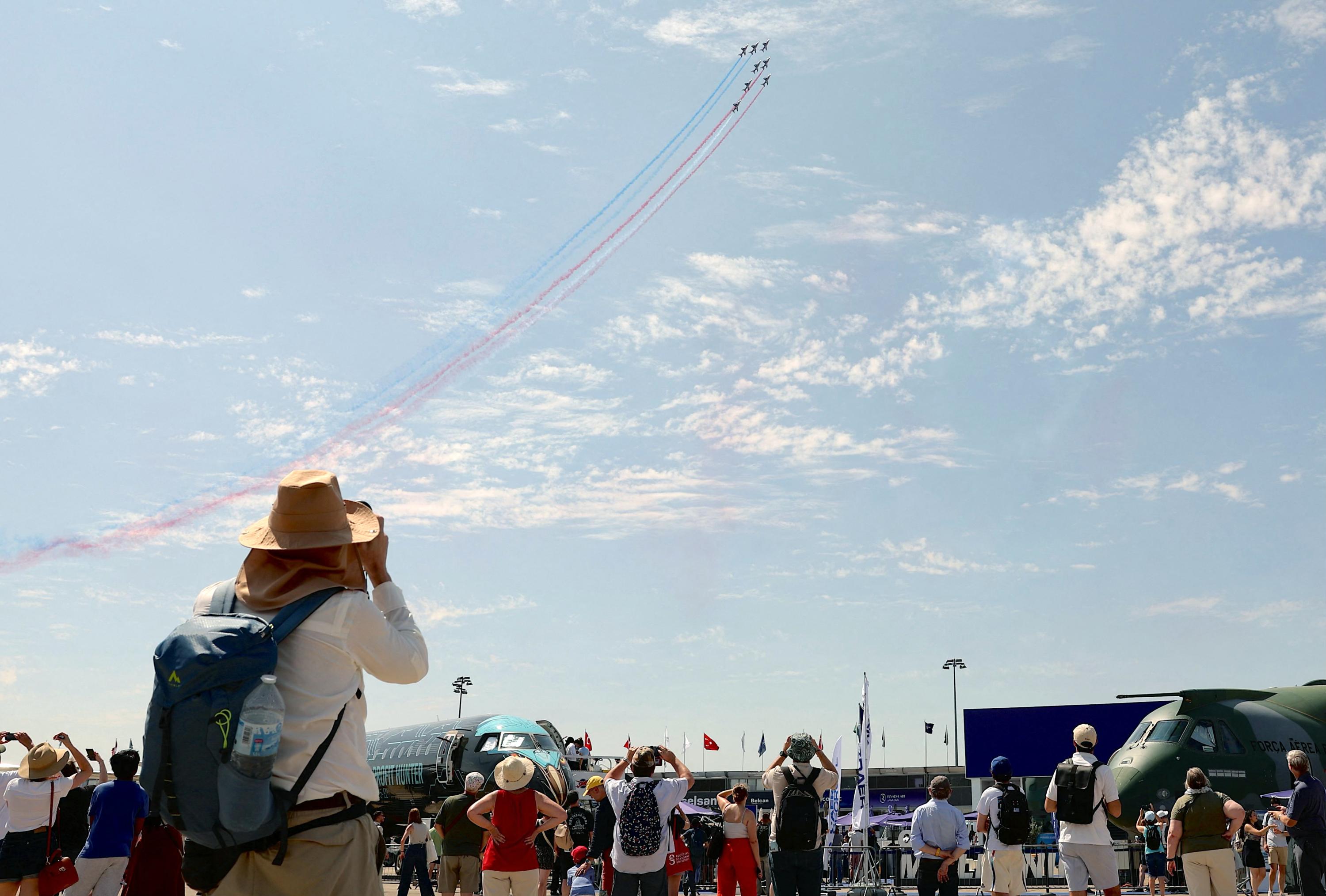 « On est des passionnés » : au Salon du Bourget, la ferveur populaire ne faiblit pas