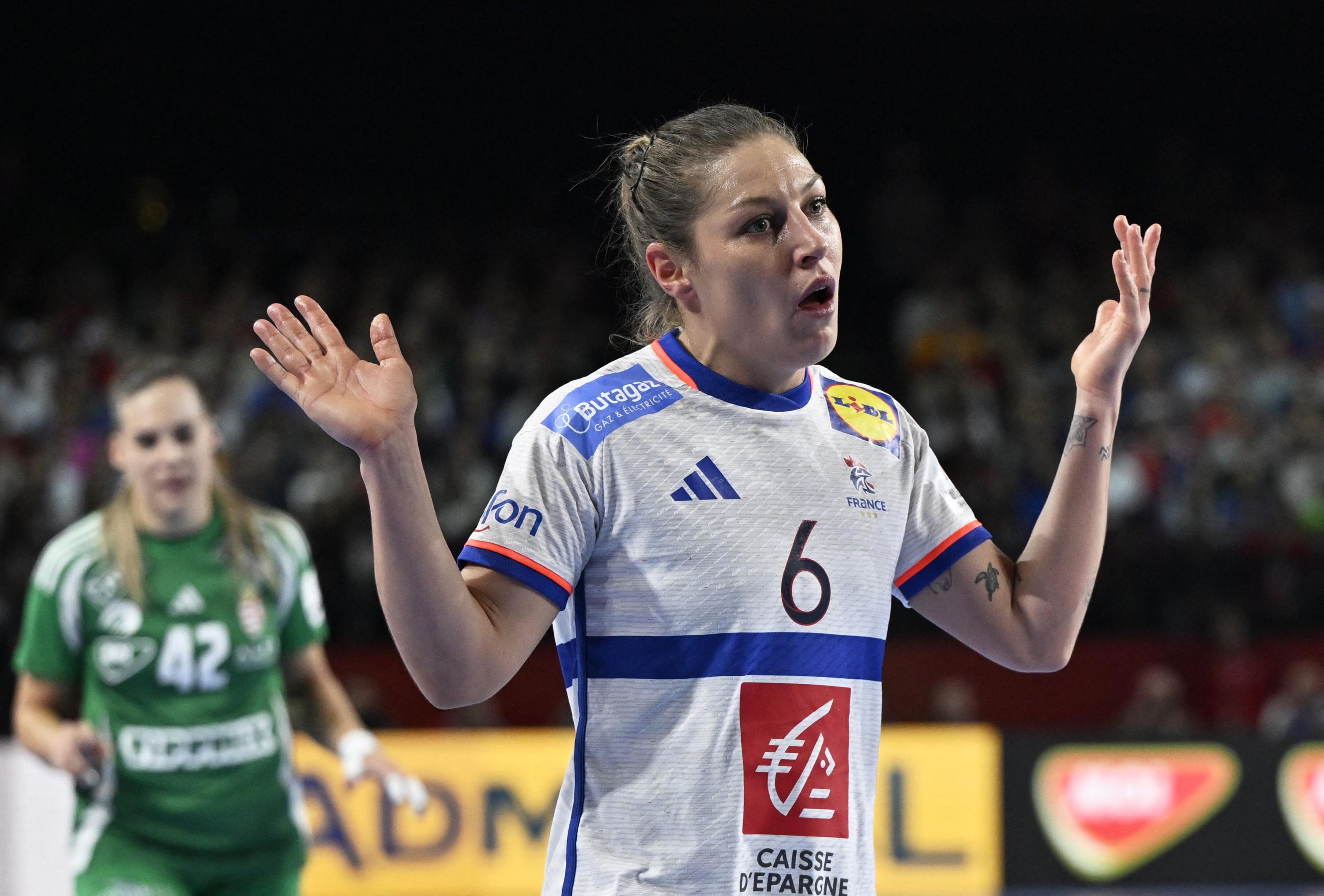 Handball : battues par la Hongrie, les Bleues terminent leur Euro sans médaille