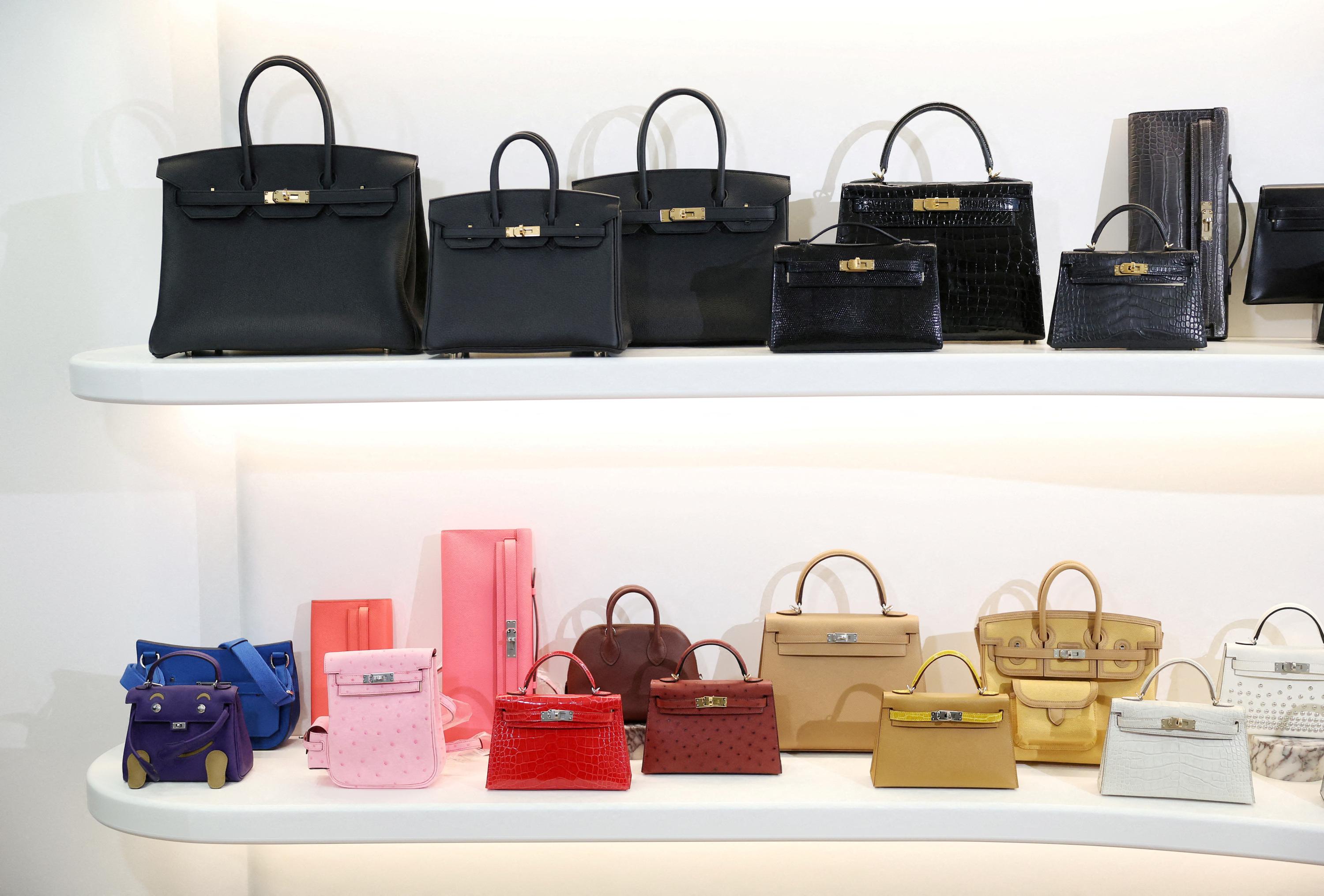 Au-delà d’une chute de 40% de sa valeur en Bourse, Hermès doit affronter la récente surabondance des sacs Birkin sur le marché secondaire