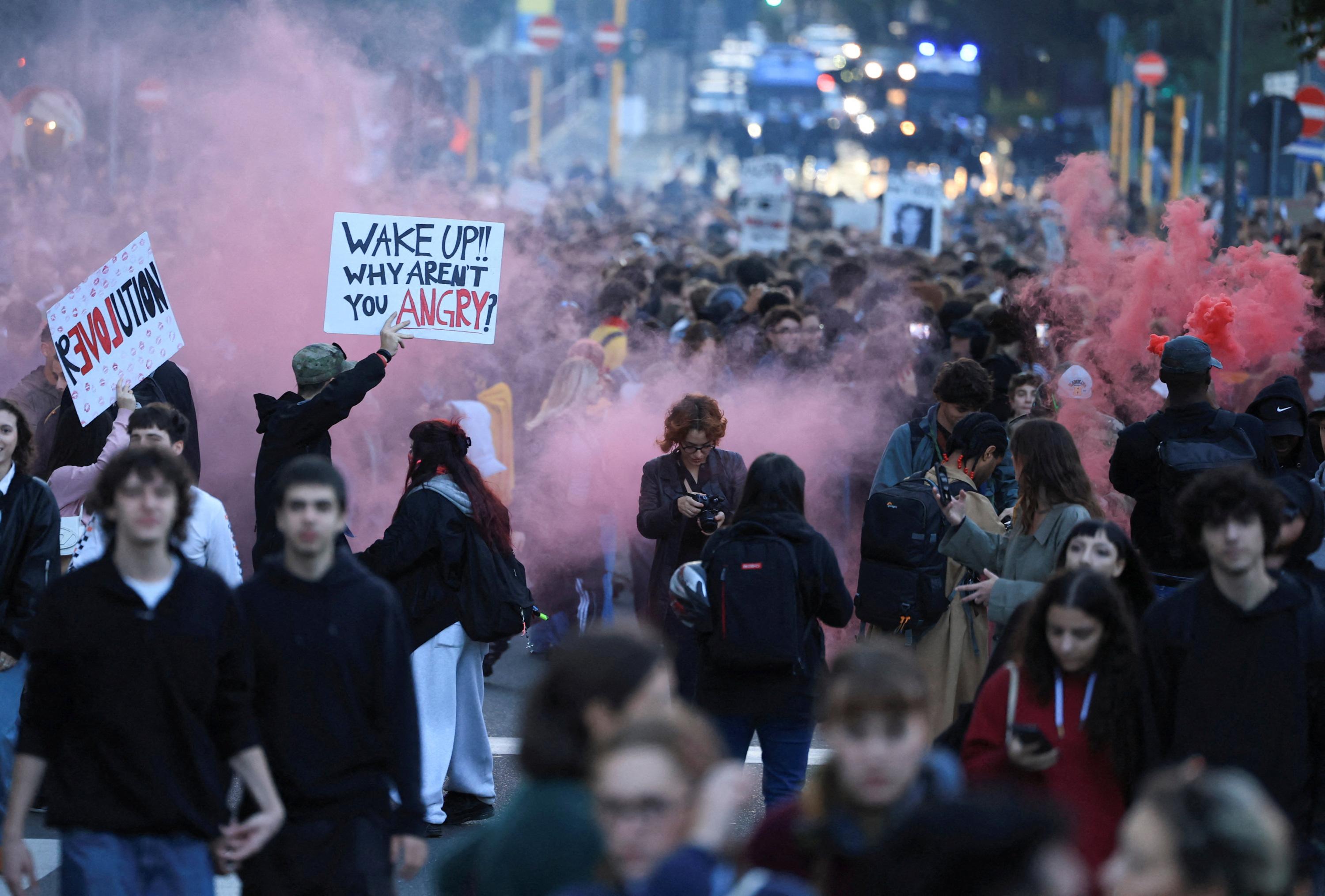 «On n’avait pas fait dix mètres qu’on nous demandait déjà de dégager» : à Milan, les jeunes face au verrouillage du centre-ville