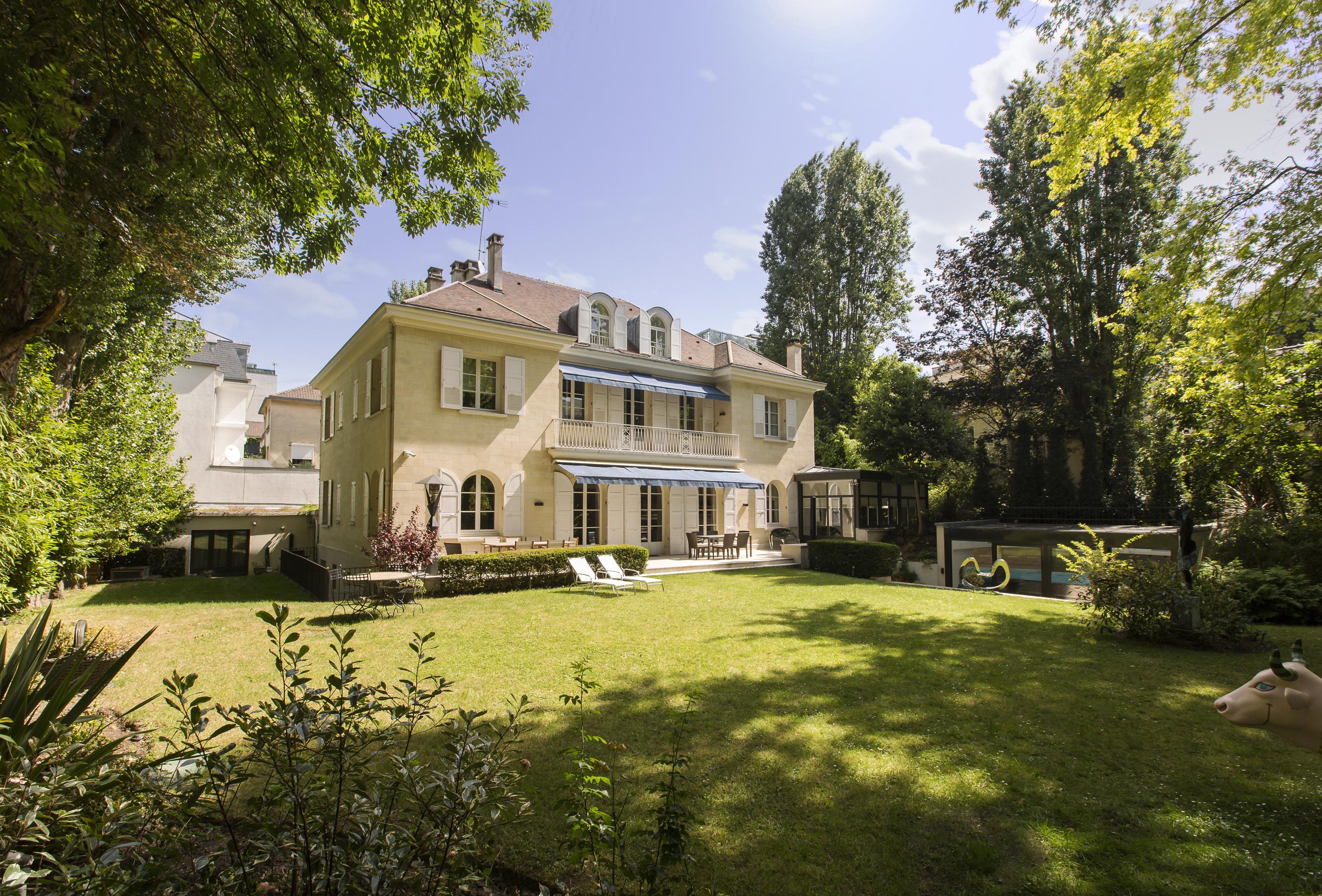 Cette maison rarissime qui a appartenu à Michel Sardou est à vendre 19  millions d'euros - Figaro Immobilier
