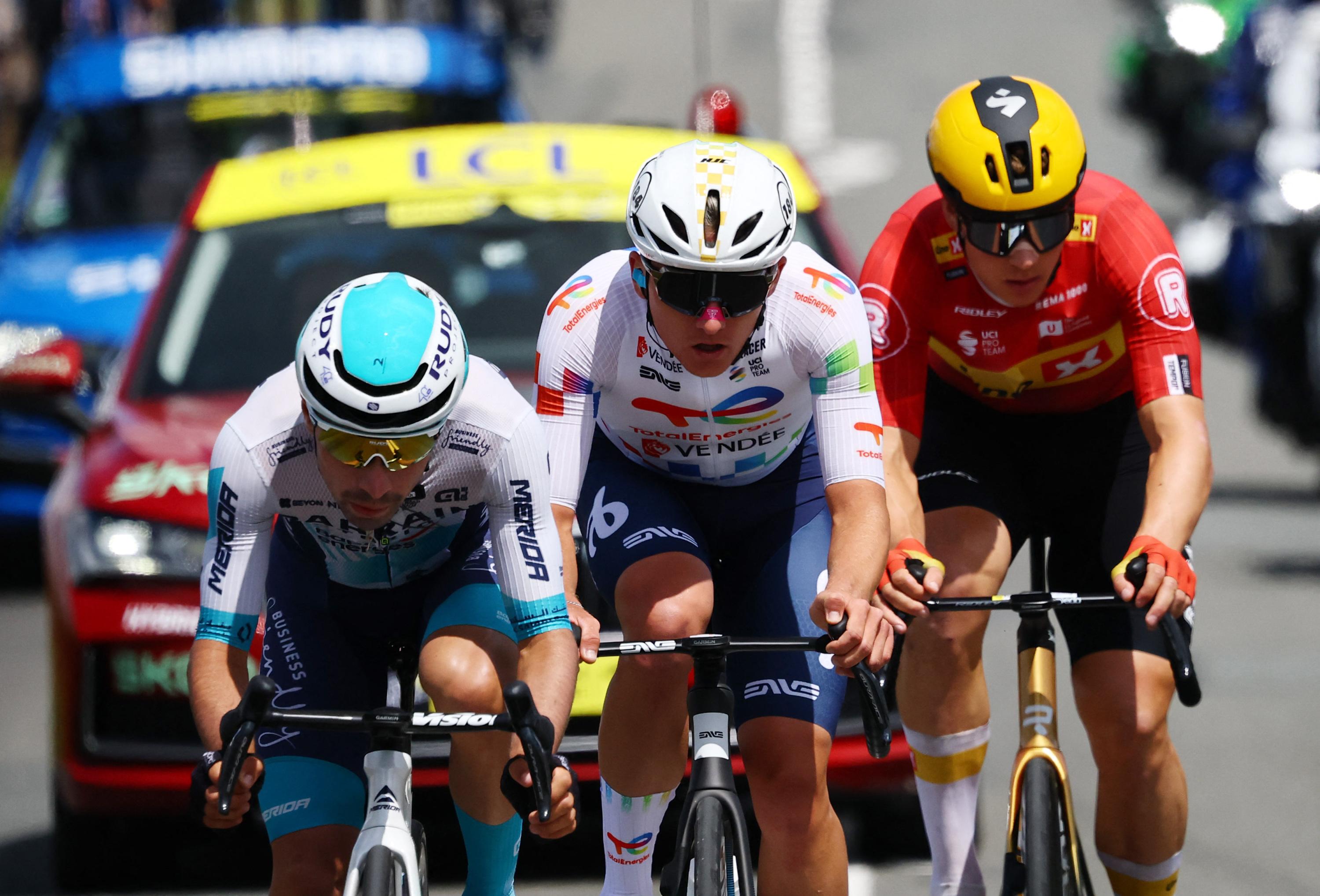 EN DIRECT - Tour de France : deux Français, dont la pépite Lenny Martinez, dans l’échappée du jour... Le peloton débarque en Normandie
