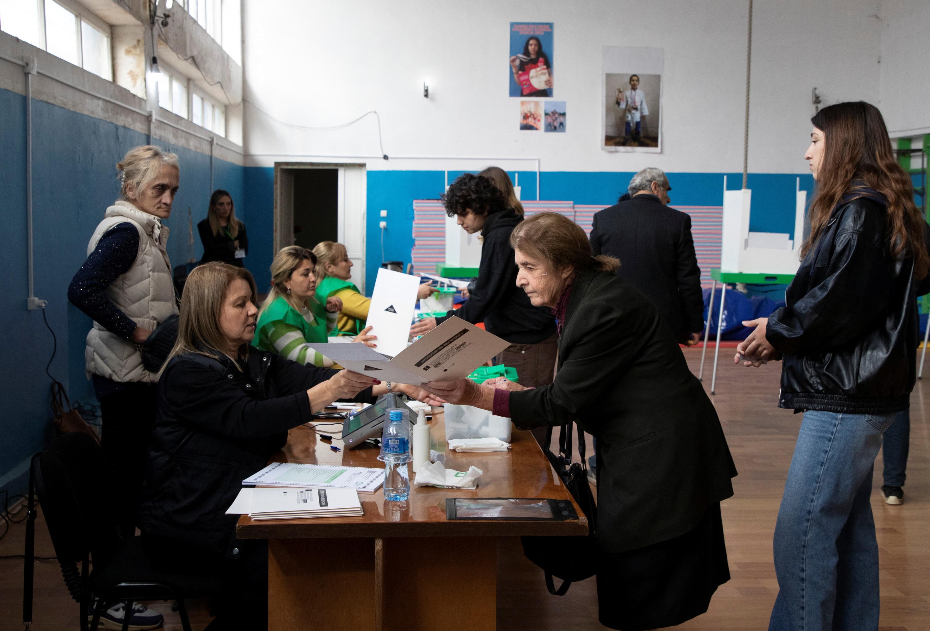 Législatives en Géorgie: l'opposition pro-européenne donnée en tête