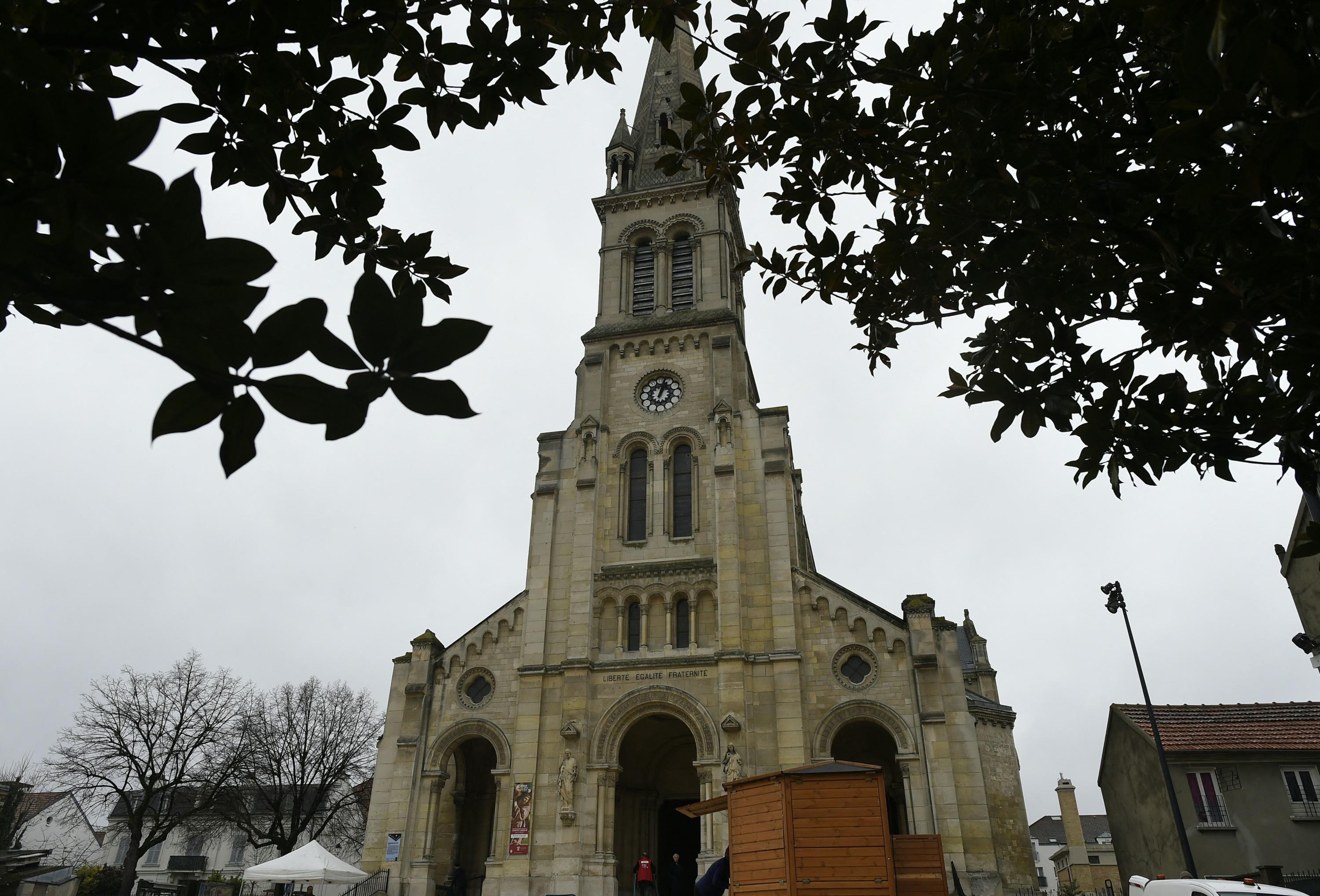 Val d’Oise : Bruno Retailleau apporte son soutien aux fidèles de la Basilique Saint-Denys d’Argenteuil vandalisée