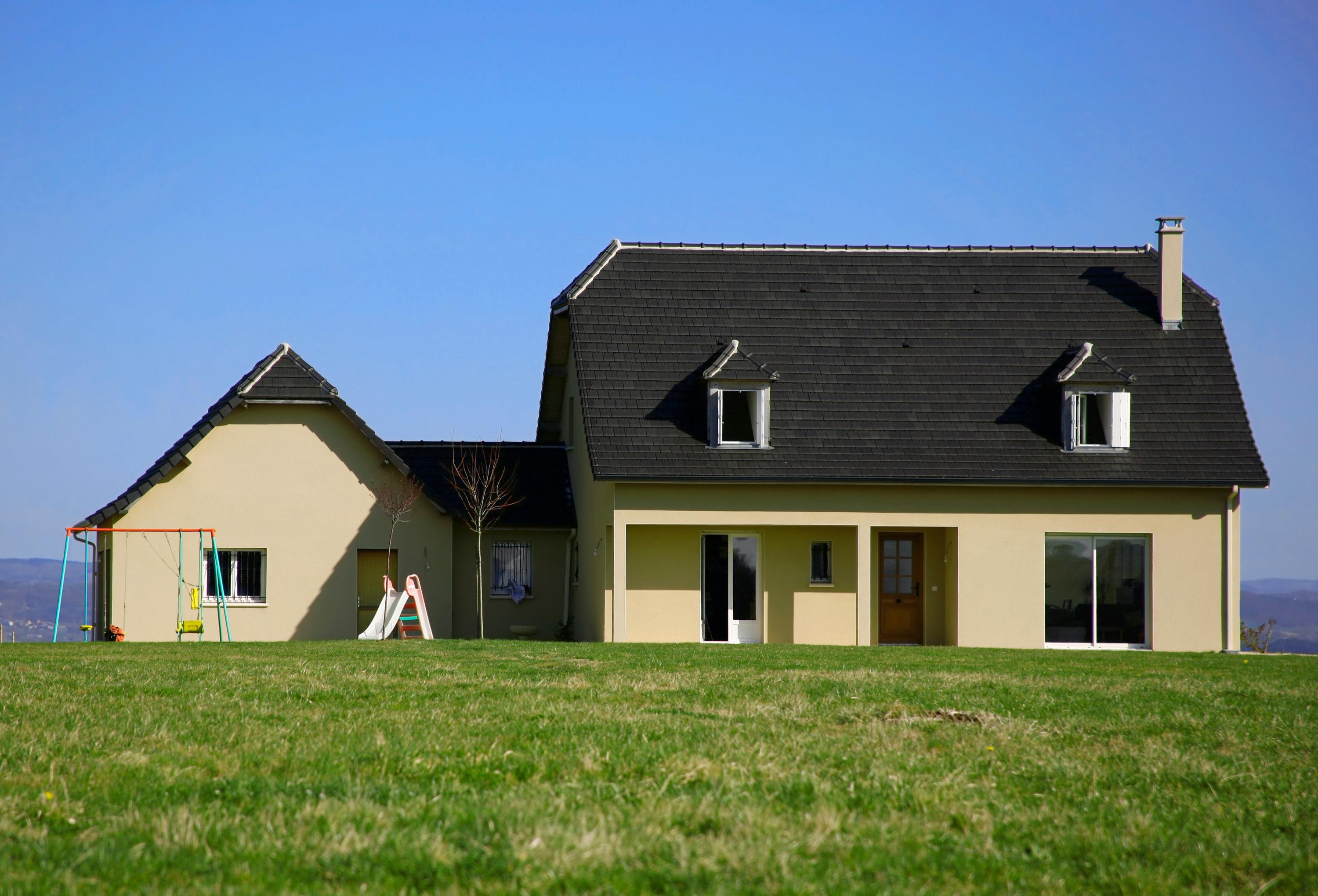 Ils réclament des pénalités car les murs et clôtures entourant leur maison ne sont pas finis à temps, la justice leur donne tort