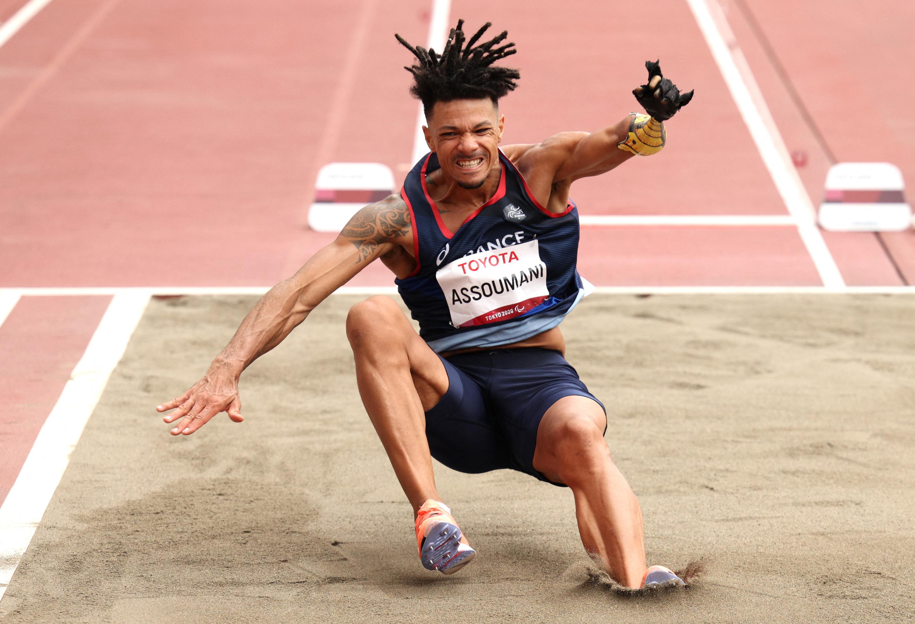 Jeux paralympiques: Arnaud Assoumani, champion de saut en longueur et bien plus encore