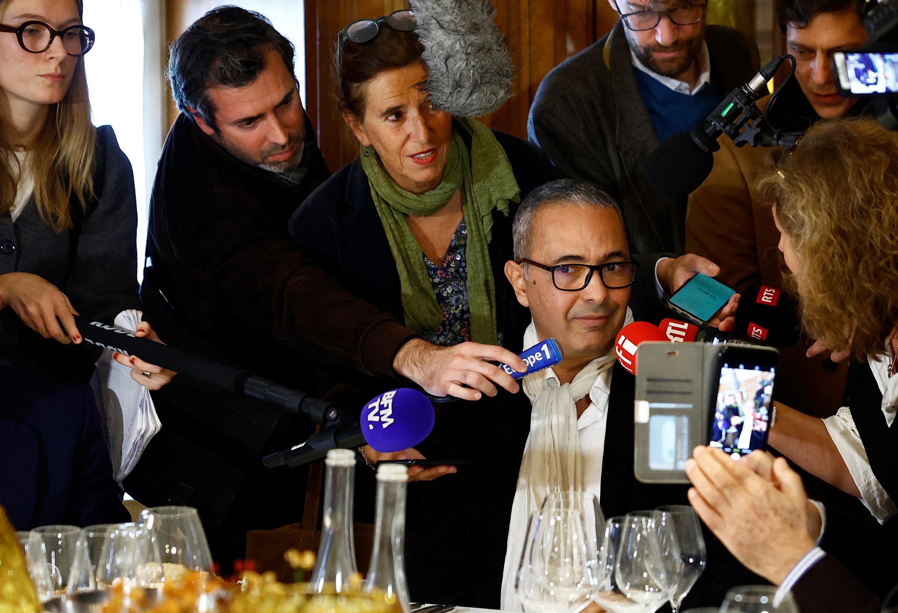 «Traître qui a vendu son âme à la France» ou «génie de la littérature» : le Goncourt Kamel Daoud divise l’Algérie