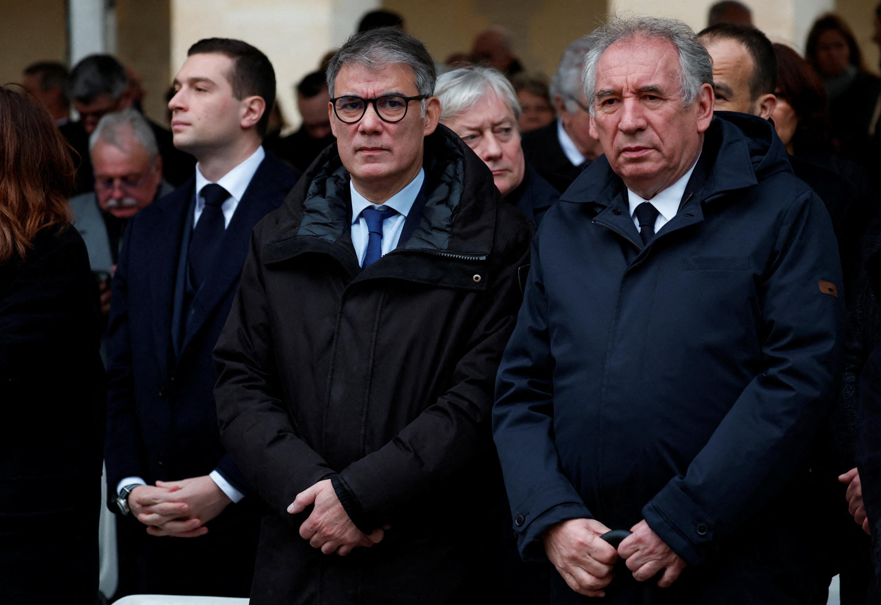 "La sconfitta di François Bayrou con i socialisti: un regalo non meritato" - Le tensioni all'interno della coalizione di governo francese