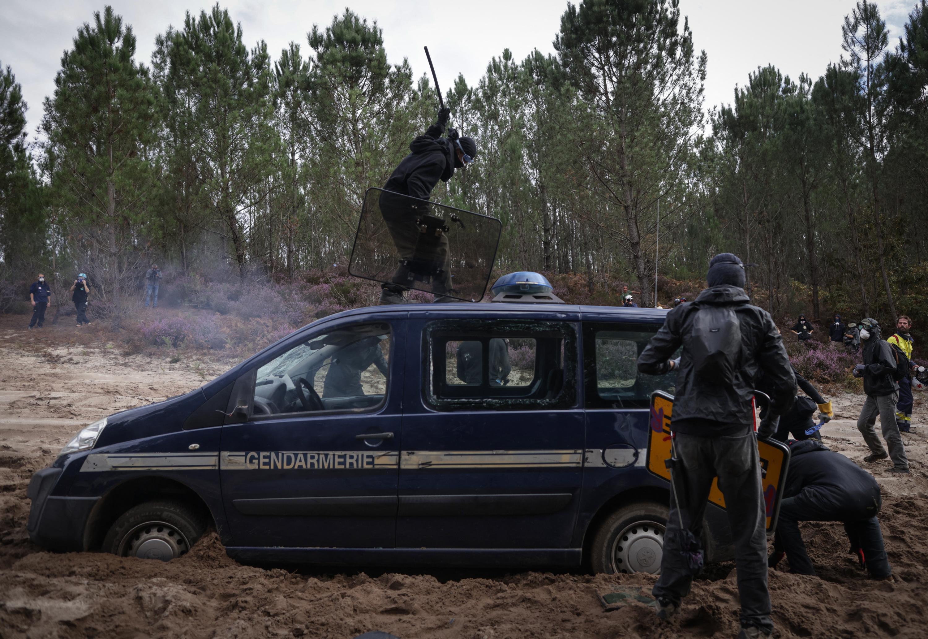 LGV Bordeaux-Toulouse : perquisition dans le camp des opposants après la dégradation d’une voiture de gendarmerie