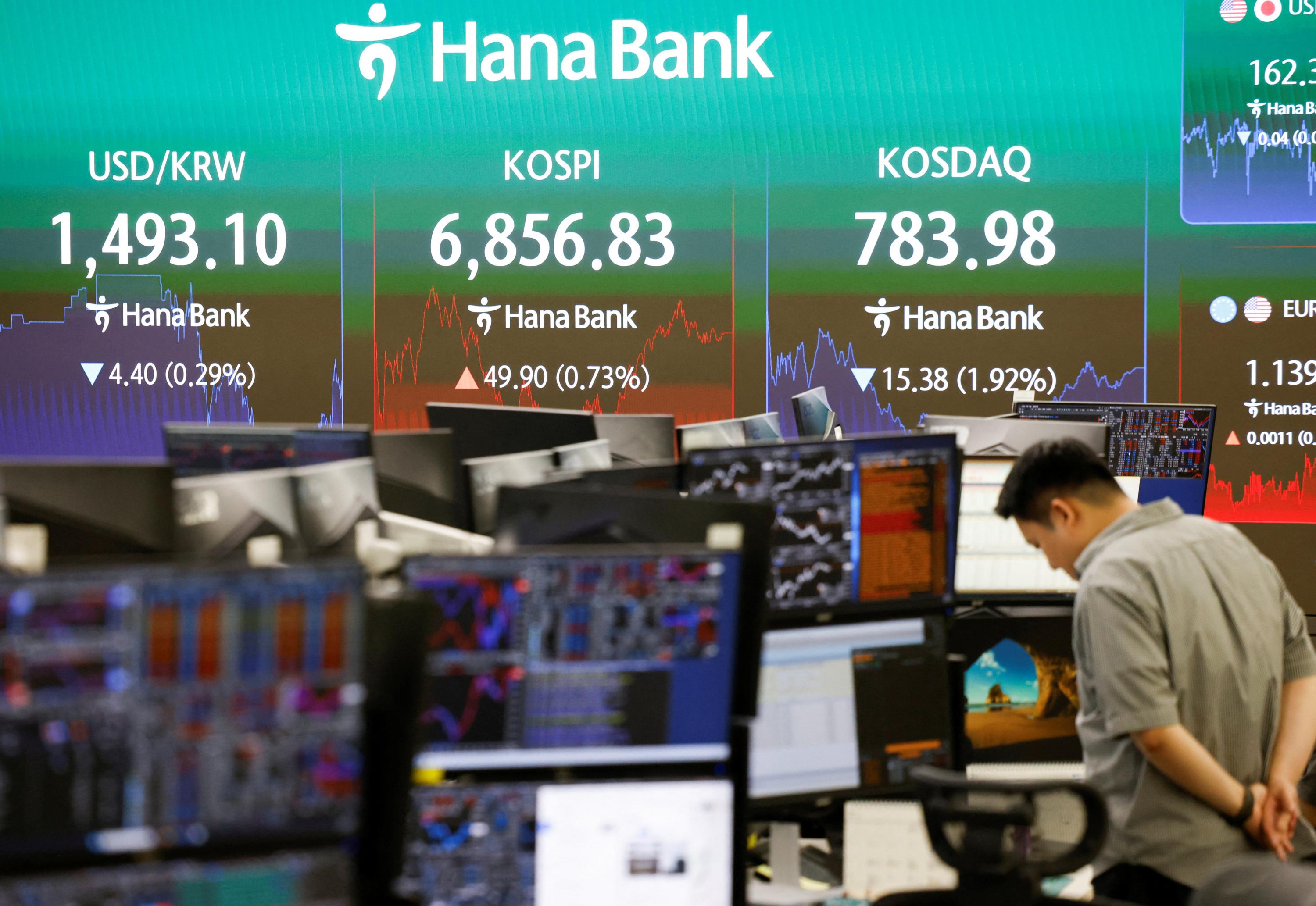 La livre se replie après son envolée récente, le dollar en petite hausse