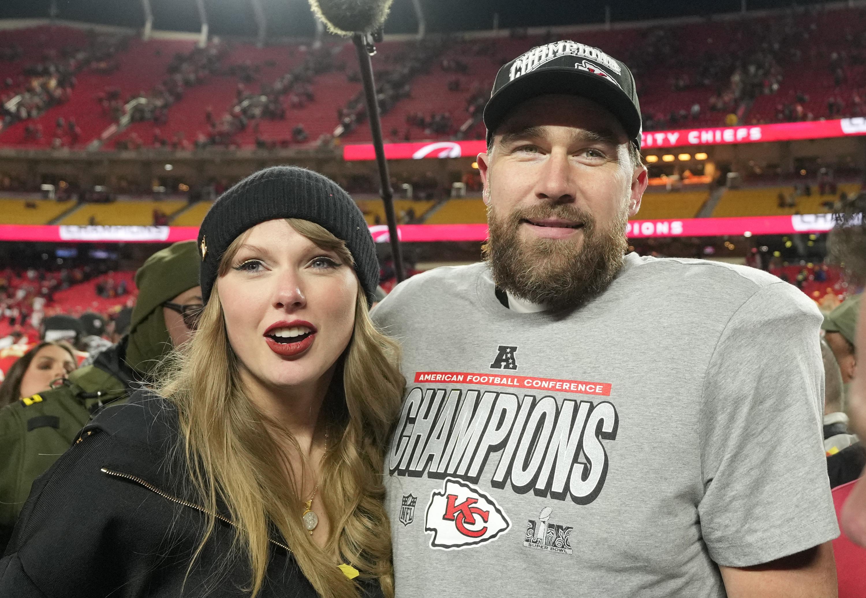 Taylor Swift et Travis Kelce : leur étrange premier tapis rouge dans une université de Nashville