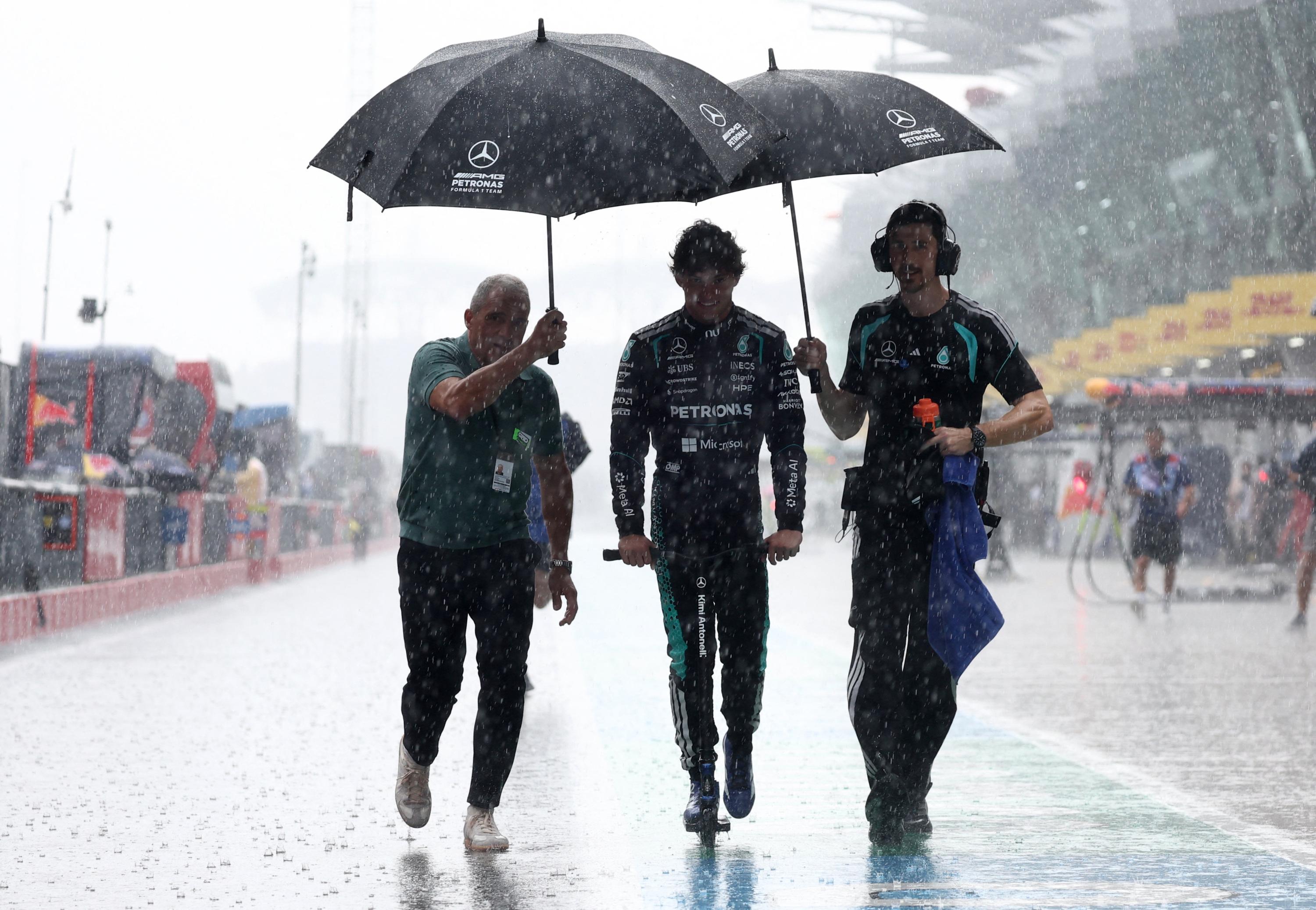 Formule 1 : les images du déluge qui retarde le départ à Sepang