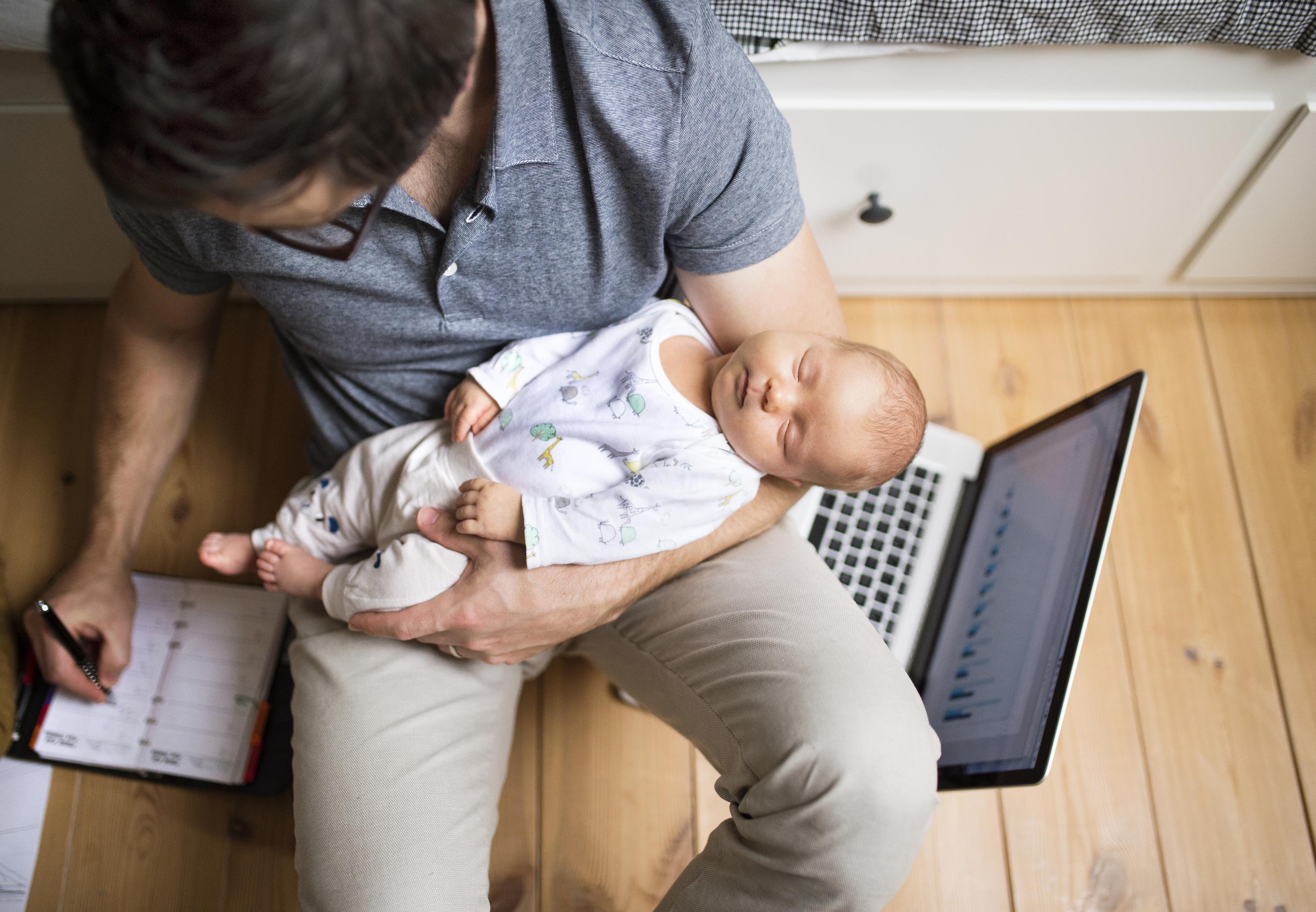 Congé de naissance, télétravail, journées écourtées: les «bons pères» peuvent-ils encore faire carrière?