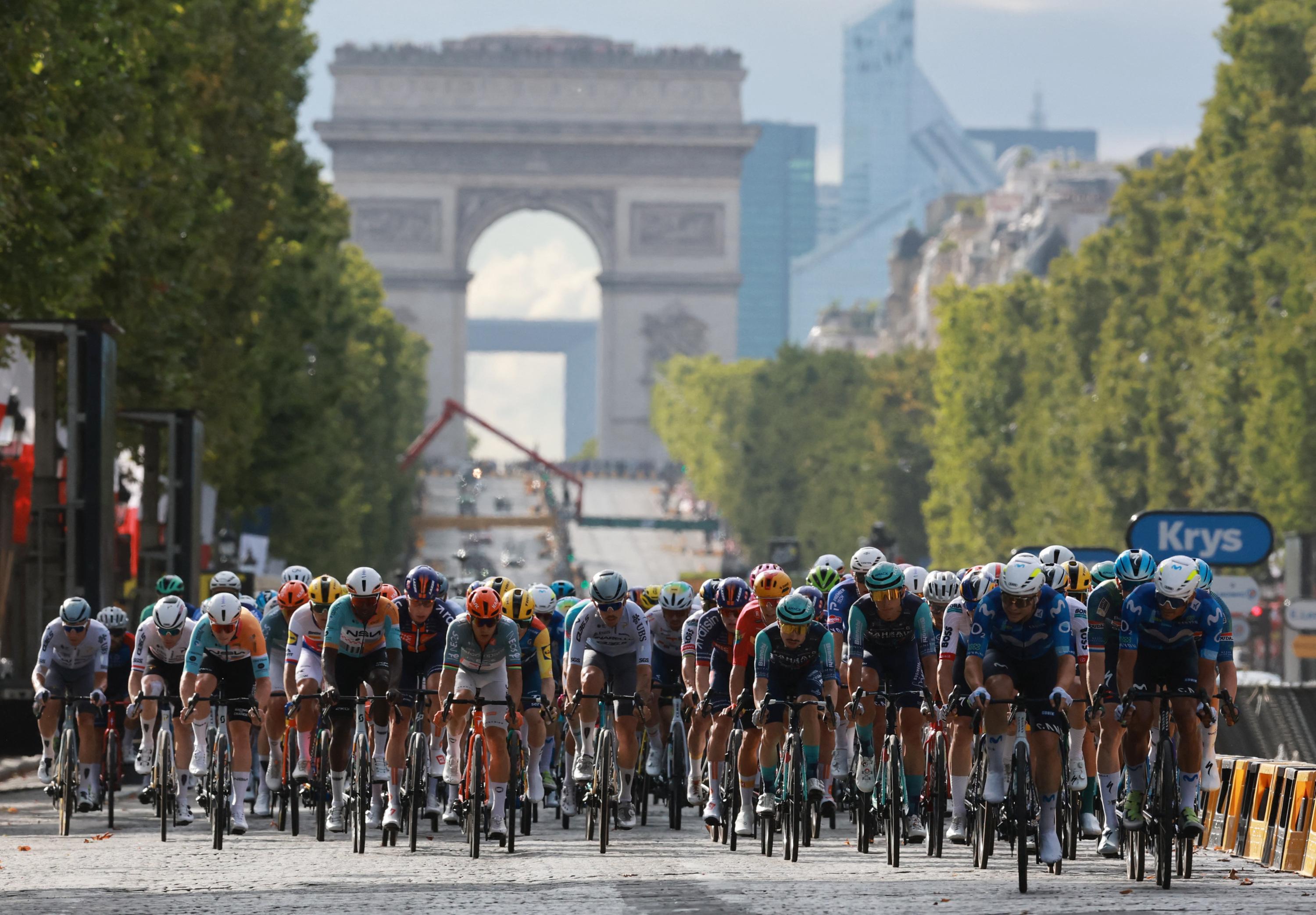 EN DIRECT - Tour de France : deux échappés sur les Champs-Élysées, feu d’artifice attendu dans la Butte Montmartre