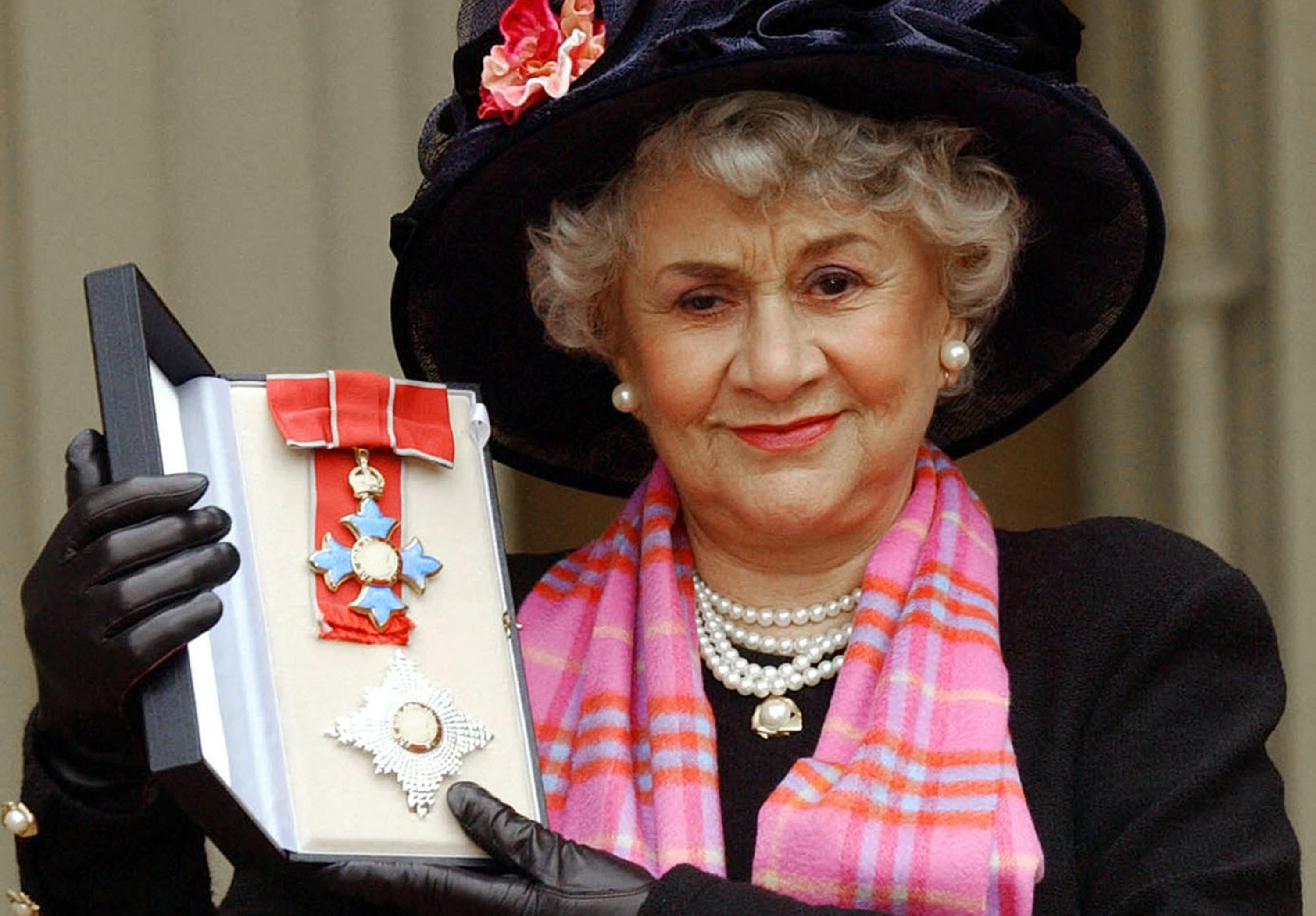 Décès de Joan Plowright, veuve de Laurence Olivier et grande dame du théâtre et du cinéma, à 95 ans