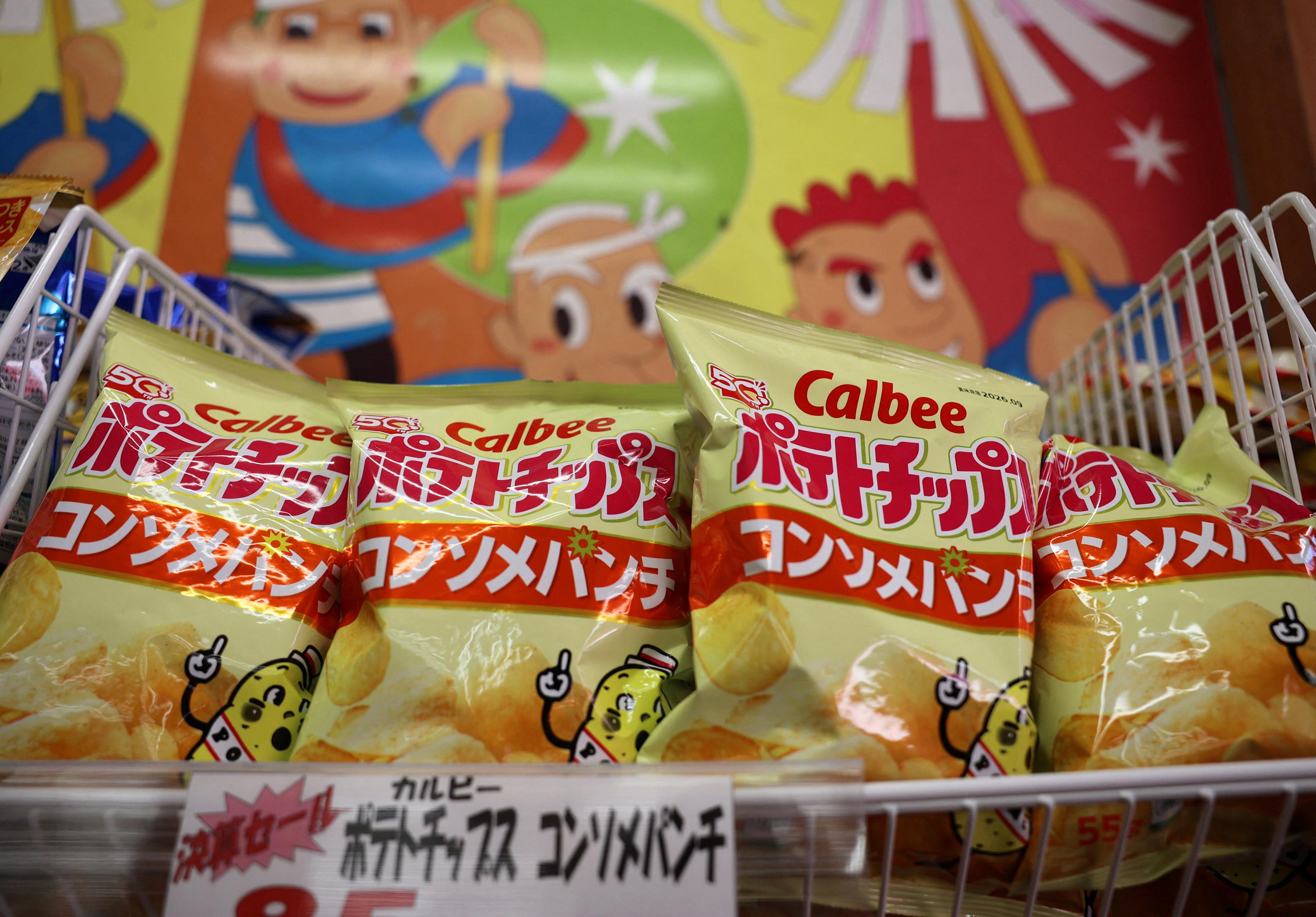La guerre au Moyen-Orient fait passer les paquets de chips japonais en noir et blanc